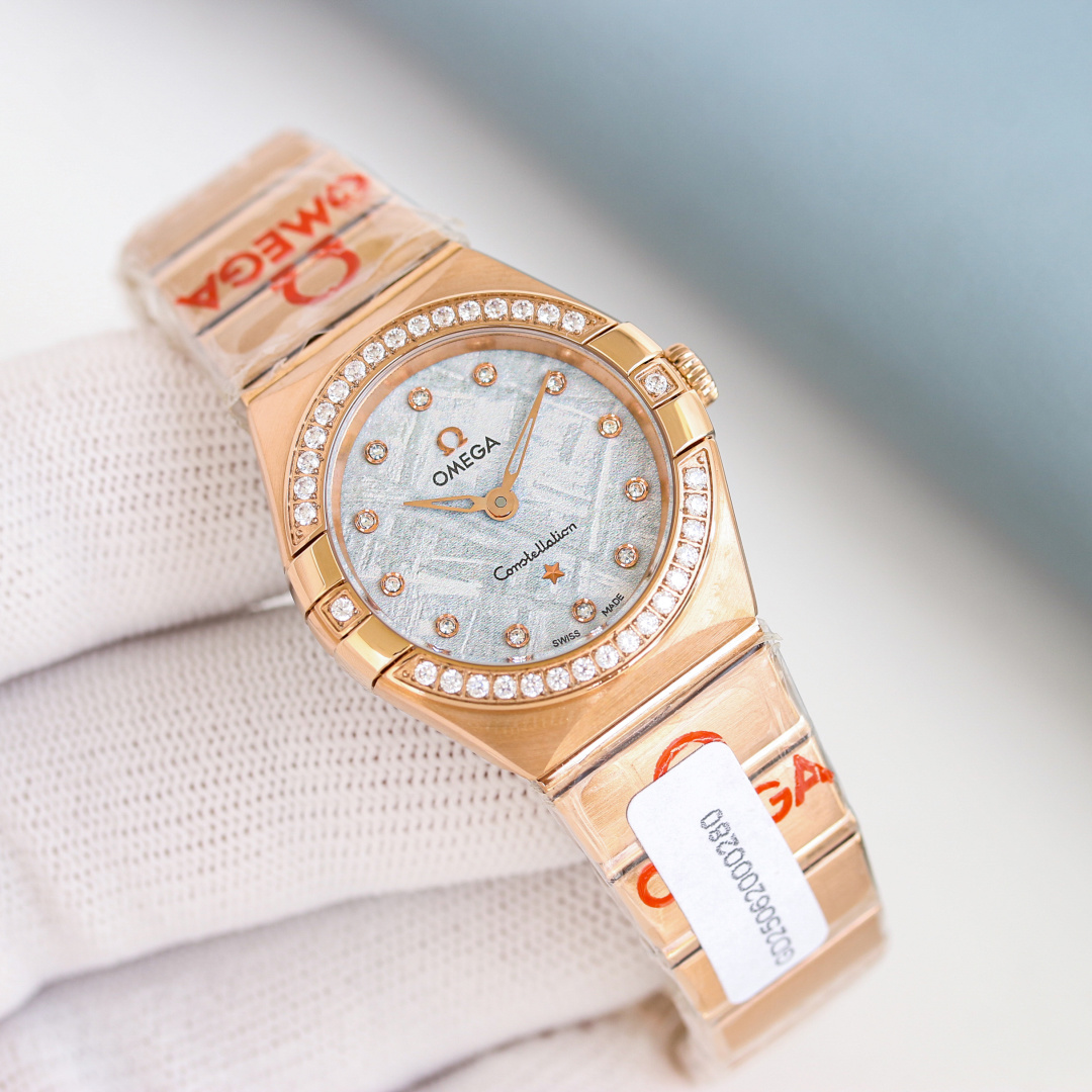 NO:394223,The highest version of the market, the heavyweight new Omega fifth-generation zodiac model, Omega advertising around the world, everyone must have seen the large screen of the subway, airport, and malls, and it has an invincible recognition. You can recognize it at a glance and you must have nothing wrong with buying it!  The large goods took a year and were finally shipped. The production process was extremely harsh and the quantity was limited!  The latest fifth-generation 28mm zodiac quartz watch in the Omega Constellation Series!  The Zodiac Series is the most classic one in the entire Omega series. The female Zodiac Sign is full of femininity after getting started!  After the new fifth-generation constellation is launched, all fourth-generation constellations will be withdrawn from the counter and will be suspended. Buy new ones and don’t buy old ones!  Compared with the old four-generation constellation, the new model is all upgraded on the dial, needle, bottom cover, strap, movement, and case!  The details of the upgrade will be explained one by one in the details pictures!  Equipped with imported movements, the previous generation of zodiac signs is constantly improved, the conformity between the case and the claws of the new generation of zodiac signs. The Roman scale method of the ring mouth and the restoration of the undercover observatory relief are comparable to the original version!  The dial uses first-class mother-of-pearl invincible shining with 12 brilliant-cut round diamonds, and the case is set with 12 VS1.4 South African natural diamonds. This data is a whole circle larger than the fourth generation. The diamond is big enough to flash!  GTC testing agency certificate in China!  The exclusive integrated original version of the market!  The sandy finish of the strap and shell is the fine sanding effect that is consistent with the original version!  There is also the blessing of imported movements, which is really a counter, this is the original version!  , omega19860909市场最高版本 重磅新款欧米茄五代星座真钻款,全世界欧米茄广告狂推款,地铁,机场,商场大屏幕大家多多少少一定看到过,辨识度无敌,一眼认出,买它一定没有错！ 大货历时一年,终于出货,制作过程极其苛刻,数量有限！欧米茄星座系列最新款五代28mm星座石英腕表 ！ 星座系列是欧米茄全系中最经典的一款,女款星座上手后女人味十足！ 新款五代星座上市后,四代星座基本全部撤出专柜停售,买新不买旧！ 对比老款四代星座,新款在表盘,表针,底盖,表带,机芯,表壳全部升级！升级细节会在细节图一一讲解！搭载进口机芯 由上一代星座不断改进,新一代星座表壳与托爪的吻合度.圈口罗马刻度做法及底盖天文台浮雕的还原度媲美原版！表盘采用一级珍珠母贝无敌闪耀搭配12颗明亮式切割圆钻熠熠生辉,表壳镶嵌12颗VS1.4南非天然钻石这个数据要比四代整整大上一圈,钻够大才够闪！配中国GTC检测机构证书！市场独家一体原版把心！表带与壳的面砂色打磨细腻效果跟原版一致！还有进口机芯加持,真正意义上给它个专柜,这就是原版！,,omega,Watch