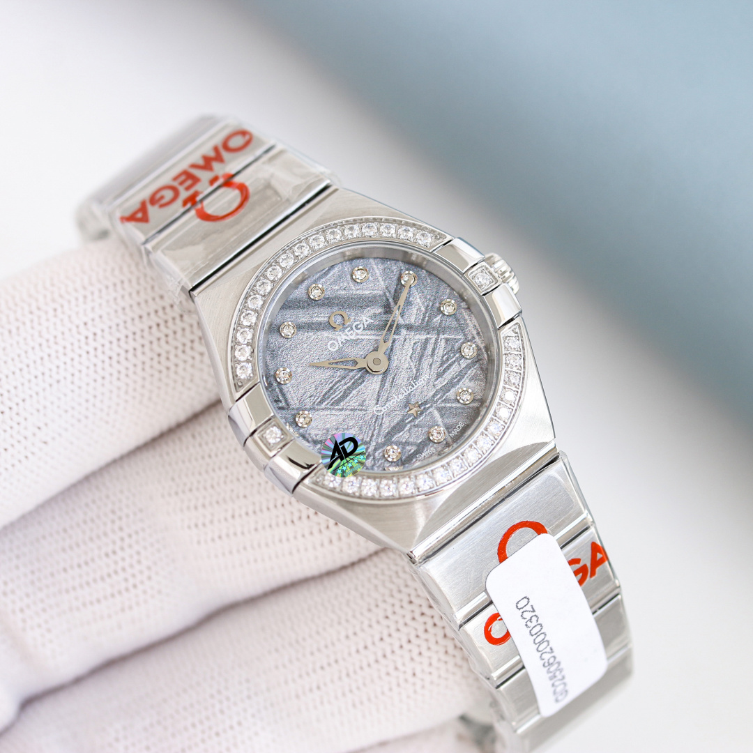 NO:336947,Gold Diamond Highest Version/Highlight New Model Omega Five-generation Constellation Real Diamond Model, Omega Advertising around the world, subway, airport, shopping mall large screens, and incomparable recognition. You must have bought it at a glance!  The large goods took a year and were finally shipped. The production process was extremely harsh and the quantity was limited!  The latest fifth-generation 28mm zodiac quartz watch in the Omega Constellation Series!  The Zodiac Series is the most classic one in the entire Omega series. The female Zodiac Sign is full of femininity after getting started!  After the new fifth-generation constellation is launched, all fourth-generation constellations will be withdrawn from the counter and will be suspended. Buy new ones and don’t buy old ones!  Compared with the old four-generation constellation, the new model is all upgraded on the dial, needle, bottom cover, strap, movement, and case!  The details of the upgrade will be explained one by one in the details pictures!  Equipped with imported movements, the previous generation of zodiac signs is constantly improved, the conformity between the case and the claws of the new generation of zodiac signs. The Roman scale method of the ring mouth and the restoration of the undercover observatory relief are comparable to the original version!  The dial uses first-class mother-of-pearl invincible shining with 12 brilliant-cut round diamonds, and the case is set with 12 VS1.4 South African natural diamonds. This data is a whole circle larger than the fourth generation. The diamond is big enough to flash!  GTC testing agency certificate in China!  The exclusive integrated original version of the market!  The sandy finish of the strap and shell is the fine sanding effect that is consistent with the original version!  There is also the blessing of imported movements, which is truly a counter original!  , omega19860909金 钻 最高版本/重磅新款 欧米茄五代星座真钻款,全世界欧米茄广告狂推款,地铁,机场,商场大屏幕大家多多少少一定看到过,辨识度无敌,一眼认出,买它一定没有错！ 大货历时一年,终于出货,制作过程极其苛刻,数量有限！欧米茄星座系列最新款五代28mm星座石英腕表 ！ 星座系列是欧米茄全系中最经典的一款,女款星座上手后女人味十足！ 新款五代星座上市后,四代星座基本全部撤出专柜停售,买新不买旧！ 对比老款四代星座,新款在表盘,表针,底盖,表带,机芯,表壳全部升级！升级细节会在细节图一一讲解！搭载进口机芯 由上一代星座不断改进,新一代星座表壳与托爪的吻合度.圈口罗马刻度做法及底盖天文台浮雕的还原度媲美原版！表盘采用一级珍珠母贝无敌闪耀搭配12颗明亮式切割圆钻熠熠生辉,表壳镶嵌12颗VS1.4南非天然钻石这个数据要比四代整整大上一圈,钻够大才够闪！配中国GTC检测机构证书！市场独家一体原版把心！表带与壳的面砂色打磨细腻效果跟原版一致！还有进口机芯加持,真正意义上给它个专柜原版！,,omega,Watch