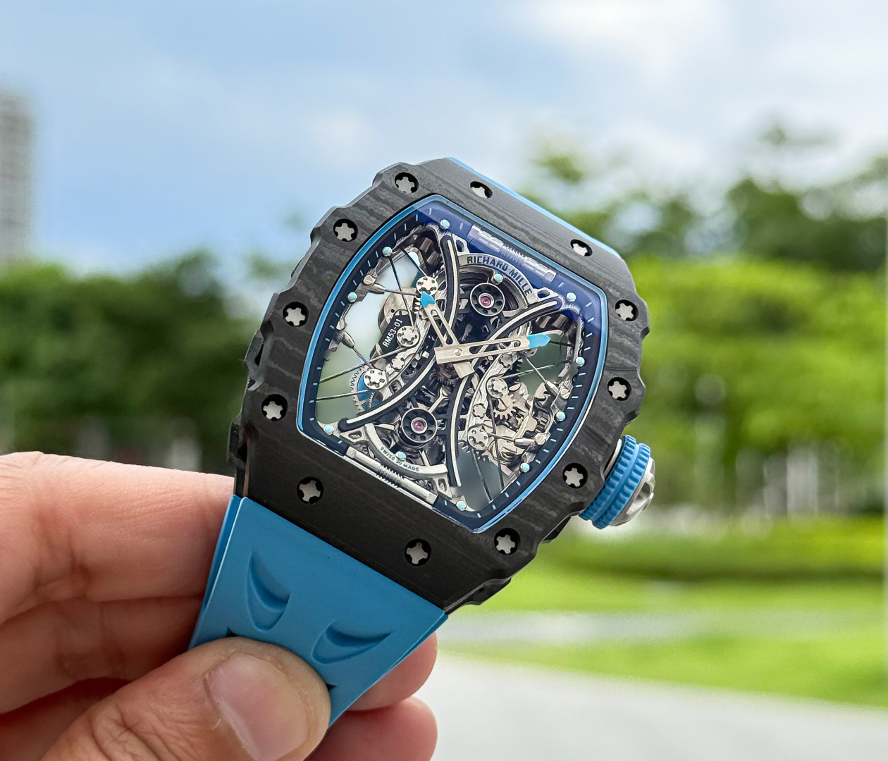 NO:337017,RICHARD MILLE RM53-01 combines watch design with sports events, perfectly interpreting the strong belief and tenacious fighting spirit of the brave men on the field. RM53-01 uses equestrian sports as the background and uses a variety of high-tech materials to resist the strong impact caused by sports, so as to ensure that they are not damaged and operate normally. High-tech materials are made of 
