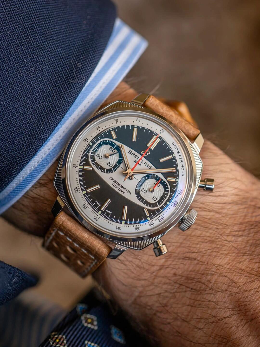 NO:389663,BLS Factory BLS Factory Blitz Factory New Top Time Series Racing Chronograph R00 Blitzing released the new Top Time Series Racing Chronograph Top Time Racing / Top Time Martini Racing, J9454J The highly recognizable blue, light blue and red stripes define the racing aesthetics with speed and elegance. The two contrasting function discs are located at 3 o'clock and 9 o'clock, corresponding to the 30-minute chronograph, 12-hour chronograph and small second dial. The regular chronograph functions have a classic mechanical aesthetic. Orange, red matte hour hand and super luminous minute hand and square small second dial!  The pillow case, square and round dial and instrument design rekindle the spirit of rally and burst out the passion of racing. [Dial] adopts a conspicuous square and round racing yardage design, symmetrical left and right, and has the soul of racing!  【Size】38mm【Movement】Original with Breitling’s homemade movement, we use the most stable fish scale pattern washing movement in China, each movement was tested for 48 hours [Watch strap] with a new same-color cowhide strap dedicated to this series, sewn with contrasting stitching, which has a very design feel. It is very comfortable to wear and perfectly made. Welcome to taste and give gifts, the best luxury recommendations, please be sure to identify the exclusive quality of BLS, breitling, cowhide19860909BLS 出品  BLS Factory 百年灵全新Top Time系列竞速计时码表R00 百年灵发布全新Top Time系列竞速计时码表Top Time Racing / Top Time Martini Racing, J9454J 极具辨识度的蓝色、浅蓝色和红色条纹,用速度与优雅,定义赛车美学. 二个对比鲜明的功能盘,分别位于3点钟和9点钟位置,对应30分钟计时、12小时计时以及小秒盘,计时常规功能,别具经典的机械美感.橙色,红色磨砂时针和超级夜光分针以及偏方形小秒刻！ 枕型表壳、方圆形小表盘与仪表设计,重燃拉力赛精神,迸发竞速激情.【表盘】采用显眼的方圆形赛车码数表设计,左右对称,更具有竞速之魂！【尺寸】38mm【机芯】原版搭配百年灵自制机芯,我们采用国内最为稳定的鱼鳞纹洗花机芯,每个机芯都测试48小时【表带】配该系列专用的全新同色牛皮表带,采用撞色缝线缝制,极具设计感.配戴极具舒适,做工完美,欢迎品鉴送礼最佳奢华推荐请认准BLS独家品质,,breitling,cowhide,Watch