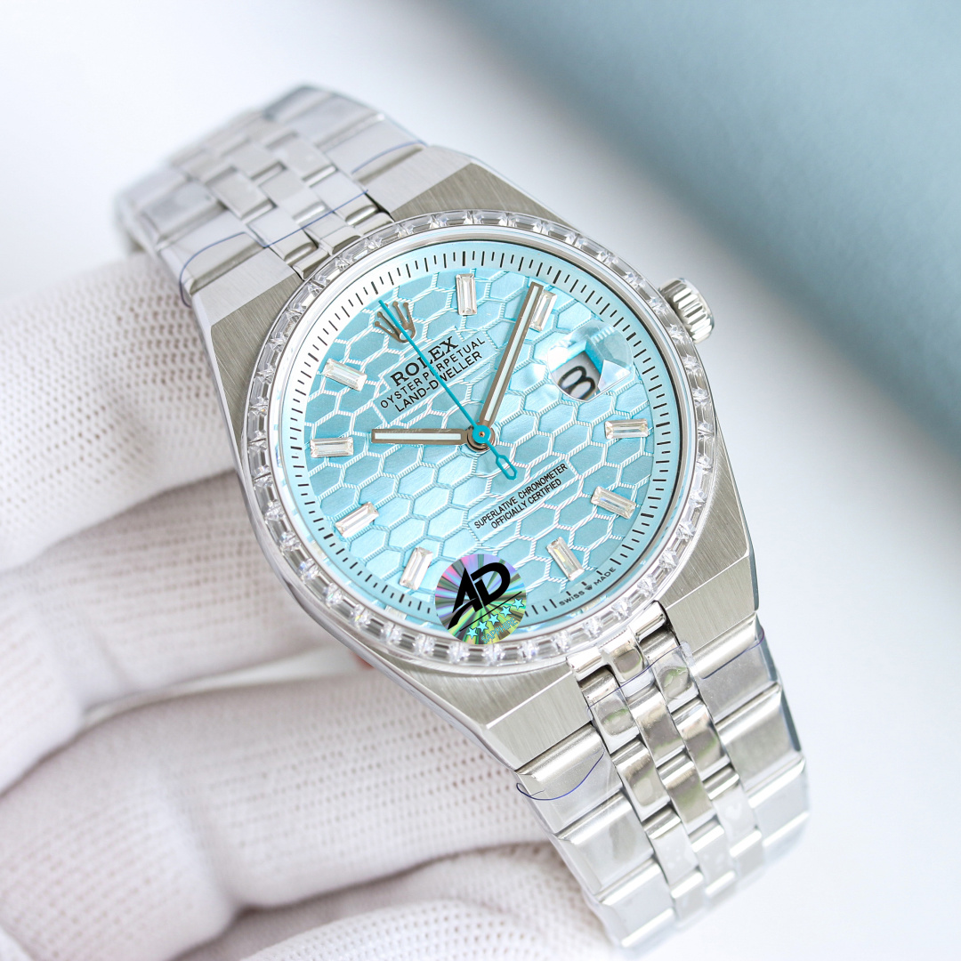 NO:337193,The new Land-Dweller Rolex model was launched in 2018. It adopts an integrated bracelet design. This design is inspired by the Oysterquartz Datejust watch in 1969 and the diary watch launched in 1974. The case and bracelet present seamless smooth lines. The dial design is inspired by nature and presents a classic layout with a honeycomb texture. It has a 40 mm size and a white and ice-blue dial. The watch is only 9.7 mm thick, which makes it look particularly slim in Rolex's sports watches. Equipped with the new 9015 integrated movement, the 7135 automatic winding movement!  ,,rolex19860909金 钻 劳力士全新 Land-Dweller 陆使型于 年推出,采用了一体式表链设计,这种设计灵感源自 1969 年Oysterquartz Datejust 腕表,以及 1974 年面世的日志型腕表,表壳与表链之间呈现出无缝连接的流畅线条. 表盘设计灵感来自大自然,以蜂巢纹理呈现经典布局,40 mm尺寸,白色、冰蓝色表盘.腕表厚度仅 9.7毫米,这使得其在劳力士的运动表款中显得尤为纤薄. 搭载全新 9015一体机芯改7135 自动上链机芯！,,rolex,Watch