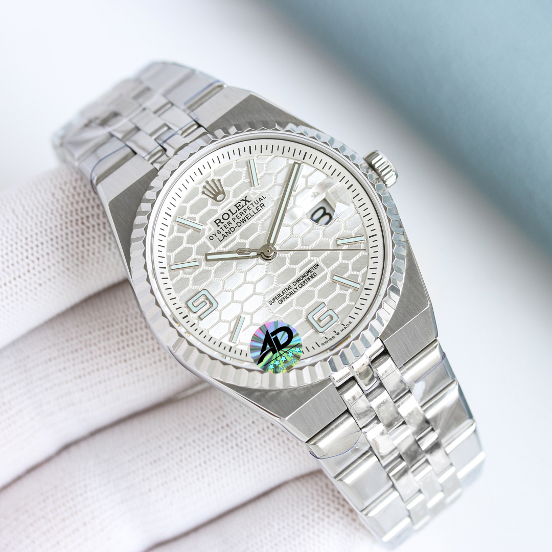 NO:337187,The new Land-Dweller Rolex was launched in 2018 and adopts an integrated bracelet design. This design was inspired by the Oysterquartz Datejust watch in 1969 and the diary watch launched in 1974. The case and bracelet present seamless smooth lines. The dial design is inspired by nature and presents a classic layout with a honeycomb texture. It has a size of 40mm and a white and ice-blue dial. The thickness of the watch is 9.7mm, which makes it look particularly slim in Rolex's sports watches. Equipped with the new 9015 integrated movement, the 7135 automatic winding movement!  ,,rolex19860909金 钻 劳力士全新 Land-Dweller 陆使型于 年推出,采用了一体式表链设计,这种设计灵感源自 1969 年Oysterquartz Datejust 腕表,以及 1974 年面世的日志型腕表,表壳与表链之间呈现出无缝连接的流畅线条. 表盘设计灵感来自大自然,以蜂巢纹理呈现经典布局,尺寸 40mm,白色、冰蓝色表盘.腕表厚度 9.7mm,这使得其在劳力士的运动表款中显得尤为纤薄. 搭载全新 9015一体机芯改7135 自动上链机芯！,,rolex,Watch