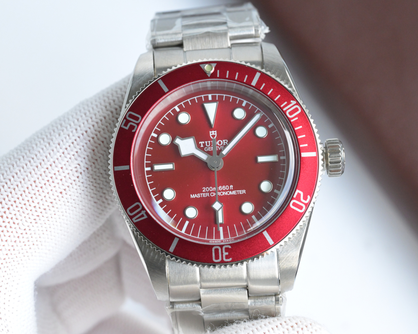 批💰白1300-金1350
V2升级版帝舵 TUDOR 碧湾系列对于帝舵来说,无疑是一个庞大的产品线,在今年推出了一只全新的单色碧湾,以绝对的实力被认为是劳力士无历黑水鬼的平替!今年推出的这只全新单色碧湾,也迎来了碧湾第三次制表科技和焕新美学风格上的革新。
1.新款碧湾迎来新的改革,升级夜光珠,而正品同步凹入式,搭配的是圆拱形蓝宝石表镜,更显复古感📸
2.腕表采用不锈钢材质打造表壳,经过精细的磨光与磨砂处理,呈现出独特的质感和光泽度。同劳力士水鬼一样,表壳采用41毫米尺寸,也是沿袭了“原版”碧湾的直径,既适合日常佩戴,又能展现出腕表的大气与精致。
3.钢带采用五珠和三珠钢带,升级微拉扣设计,更加贴合方便戴!搭配瑞士2824机芯,走时精准稳定!