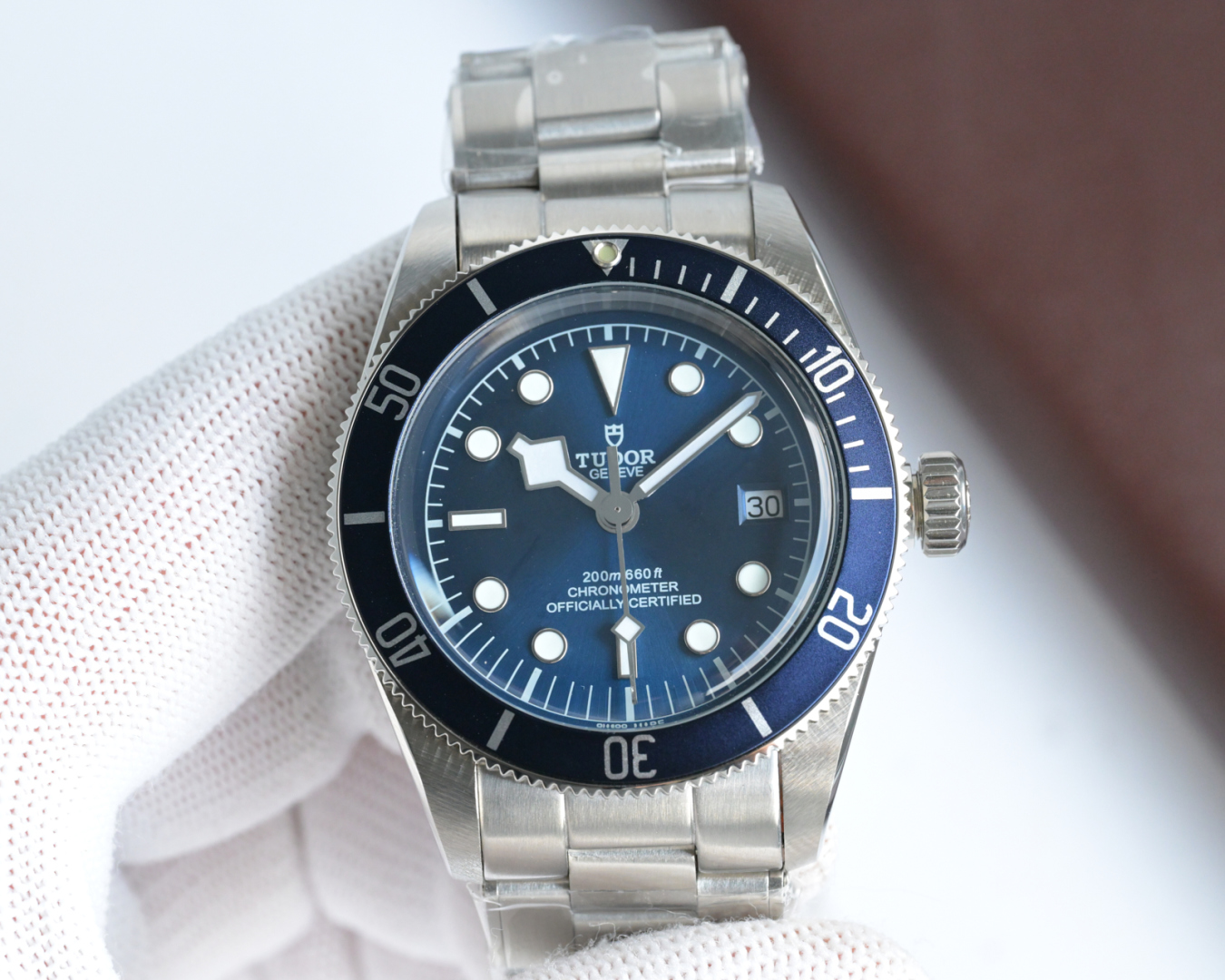 批💰白1300-金1350
V2升级版帝舵 TUDOR 碧湾系列对于帝舵来说,无疑是一个庞大的产品线,在今年推出了一只全新的单色碧湾,以绝对的实力被认为是劳力士无历黑水鬼的平替!今年推出的这只全新单色碧湾,也迎来了碧湾第三次制表科技和焕新美学风格上的革新。
1.新款碧湾迎来新的改革,升级夜光珠,而正品同步凹入式,搭配的是圆拱形蓝宝石表镜,更显复古感📸
2.腕表采用不锈钢材质打造表壳,经过精细的磨光与磨砂处理,呈现出独特的质感和光泽度。同劳力士水鬼一样,表壳采用41毫米尺寸,也是沿袭了“原版”碧湾的直径,既适合日常佩戴,又能展现出腕表的大气与精致。
3.钢带采用五珠和三珠钢带,升级微拉扣设计,更加贴合方便戴!搭配瑞士2824机芯,走时精准稳定!
