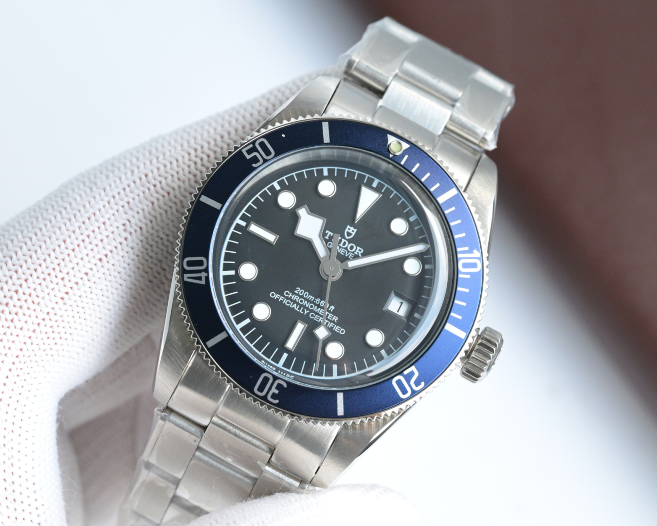 批💰白1300-金1350
V2升级版帝舵 TUDOR 碧湾系列对于帝舵来说,无疑是一个庞大的产品线,在今年推出了一只全新的单色碧湾,以绝对的实力被认为是劳力士无历黑水鬼的平替!今年推出的这只全新单色碧湾,也迎来了碧湾第三次制表科技和焕新美学风格上的革新。
1.新款碧湾迎来新的改革,升级夜光珠,而正品同步凹入式,搭配的是圆拱形蓝宝石表镜,更显复古感📸
2.腕表采用不锈钢材质打造表壳,经过精细的磨光与磨砂处理,呈现出独特的质感和光泽度。同劳力士水鬼一样,表壳采用41毫米尺寸,也是沿袭了“原版”碧湾的直径,既适合日常佩戴,又能展现出腕表的大气与精致。
3.钢带采用五珠和三珠钢带,升级微拉扣设计,更加贴合方便戴!搭配瑞士2824机芯,走时精准稳定!