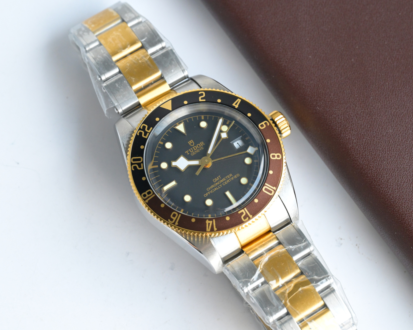 批💰白1500-金1550
V2升级版，帝舵碧湾系列之格林尼治型腕表。以传统设计融合格林尼治“可乐圈”经典，成就此复古运动的腕上佳品。
 1：完美还原41mm直径的哑光拉丝外壳，斜边经由抛光润饰，不刮手，极致实现原版硬朗流畅的线条。可双向旋转的“红蓝可乐圈”采用阳极氧化铝所制（材质对应原版）！
2：镜面采用蓝宝石水晶玻璃，还原正品复古怀旧的锅盖造型
3：此次升级表带表扣，微拉扣设计，同步原装的“铆钉”不锈钢表带，打磨精细，采用实心链节，两侧链节以铆钉头连接，呈现独特的阶梯形结构，表带边缘及表扣圆润不锋利，佩戴便捷，上手舒适
4：采用性能卓越瑞士2836机芯！
复古来袭，匠心演绎！