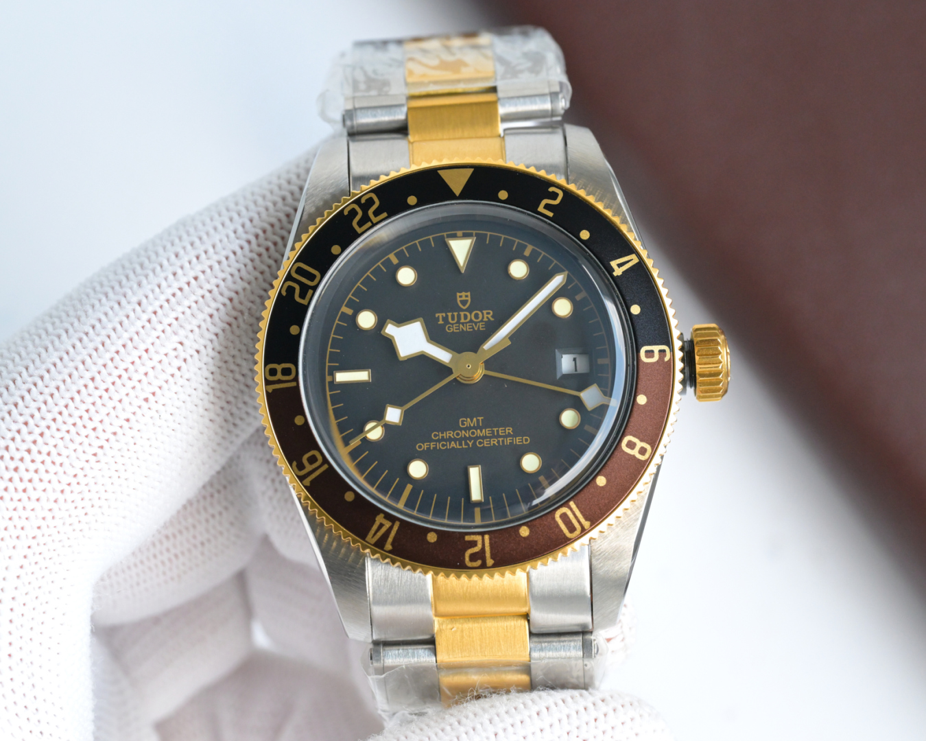 批💰白1500-金1550
V2升级版，帝舵碧湾系列之格林尼治型腕表。以传统设计融合格林尼治“可乐圈”经典，成就此复古运动的腕上佳品。
 1：完美还原41mm直径的哑光拉丝外壳，斜边经由抛光润饰，不刮手，极致实现原版硬朗流畅的线条。可双向旋转的“红蓝可乐圈”采用阳极氧化铝所制（材质对应原版）！
2：镜面采用蓝宝石水晶玻璃，还原正品复古怀旧的锅盖造型
3：此次升级表带表扣，微拉扣设计，同步原装的“铆钉”不锈钢表带，打磨精细，采用实心链节，两侧链节以铆钉头连接，呈现独特的阶梯形结构，表带边缘及表扣圆润不锋利，佩戴便捷，上手舒适
4：采用性能卓越瑞士2836机芯！
复古来袭，匠心演绎！