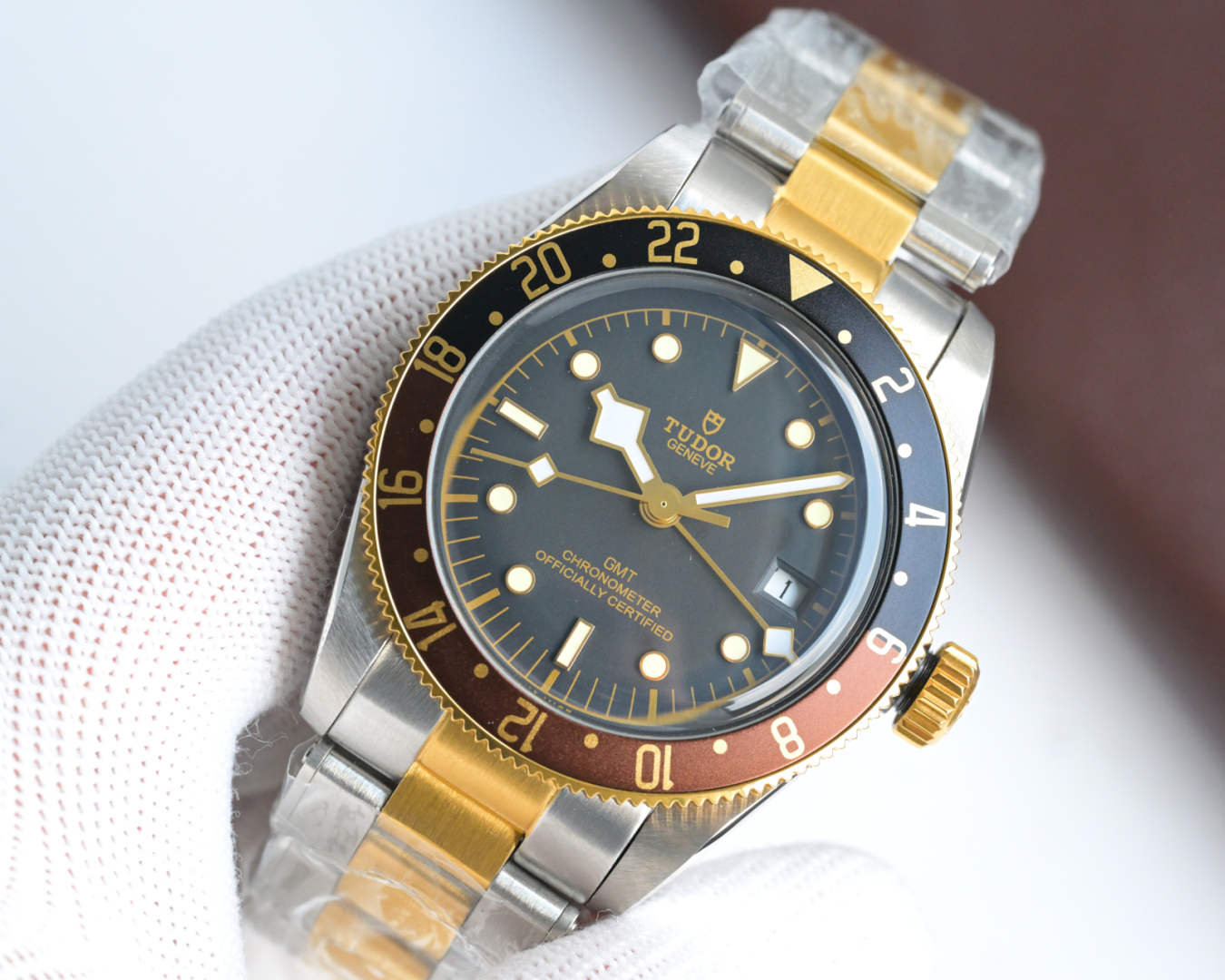 批💰白1500-金1550
V2升级版，帝舵碧湾系列之格林尼治型腕表。以传统设计融合格林尼治“可乐圈”经典，成就此复古运动的腕上佳品。
 1：完美还原41mm直径的哑光拉丝外壳，斜边经由抛光润饰，不刮手，极致实现原版硬朗流畅的线条。可双向旋转的“红蓝可乐圈”采用阳极氧化铝所制（材质对应原版）！
2：镜面采用蓝宝石水晶玻璃，还原正品复古怀旧的锅盖造型
3：此次升级表带表扣，微拉扣设计，同步原装的“铆钉”不锈钢表带，打磨精细，采用实心链节，两侧链节以铆钉头连接，呈现独特的阶梯形结构，表带边缘及表扣圆润不锋利，佩戴便捷，上手舒适
4：采用性能卓越瑞士2836机芯！
复古来袭，匠心演绎！