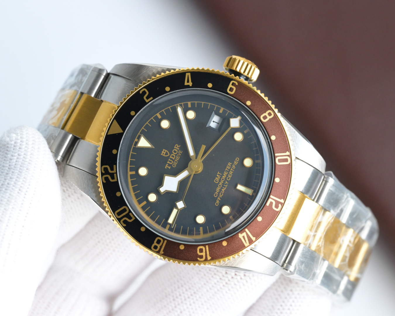批💰白1500-金1550
V2升级版，帝舵碧湾系列之格林尼治型腕表。以传统设计融合格林尼治“可乐圈”经典，成就此复古运动的腕上佳品。
 1：完美还原41mm直径的哑光拉丝外壳，斜边经由抛光润饰，不刮手，极致实现原版硬朗流畅的线条。可双向旋转的“红蓝可乐圈”采用阳极氧化铝所制（材质对应原版）！
2：镜面采用蓝宝石水晶玻璃，还原正品复古怀旧的锅盖造型
3：此次升级表带表扣，微拉扣设计，同步原装的“铆钉”不锈钢表带，打磨精细，采用实心链节，两侧链节以铆钉头连接，呈现独特的阶梯形结构，表带边缘及表扣圆润不锋利，佩戴便捷，上手舒适
4：采用性能卓越瑞士2836机芯！
复古来袭，匠心演绎！