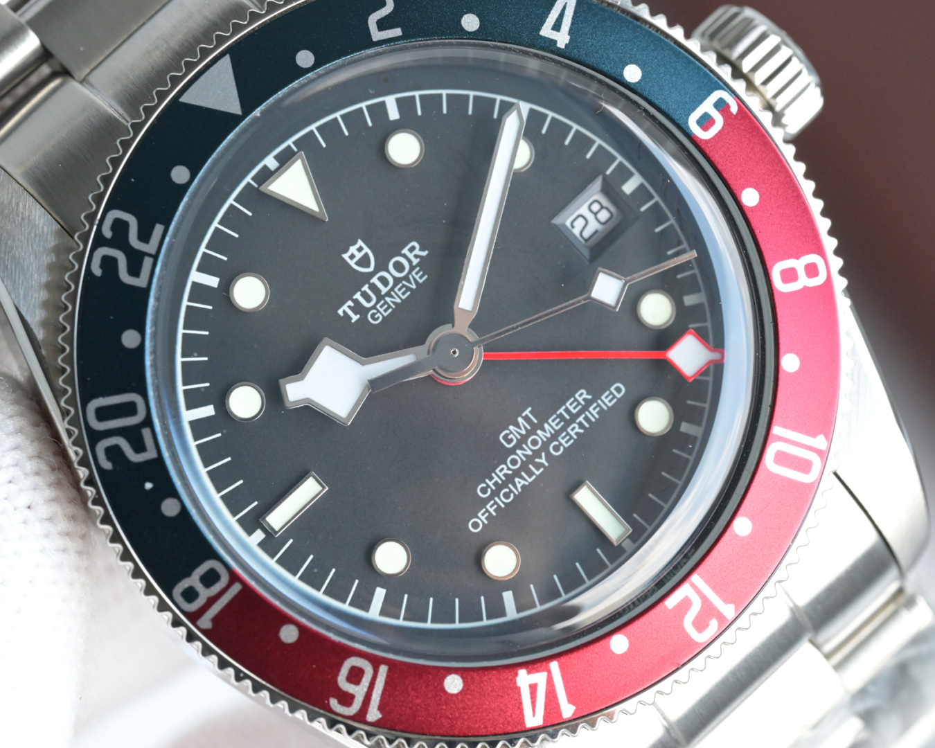 批💰白1500-金1550
V2升级版,帝舵碧湾系列之格林尼治型腕表。以传统设计融合格林尼治“可乐圈”经典,成就此复古运动的腕上佳品。
1:完美还原41mm直径的哑光拉丝外壳,斜边经由抛光润饰,不刮手,极致实现原版硬朗流畅的线条。可双向旋转的“红蓝可乐圈”采用阳极氧化铝所制(材质对应原版)!
2:镜面采用蓝宝石水晶玻璃,还原正品复古怀旧的锅盖造型
3:此次升级表带表扣,微拉扣设计,同步原装的“铆钉”不锈钢表带,打磨精细,采用实心链节,两侧链节以铆钉头连接,呈现独特的阶梯形结构,表带边缘及表扣圆润不锋利,佩戴便捷,上手舒适
4:采用性能卓越瑞士2836机芯!
复古来袭,匠心演绎!