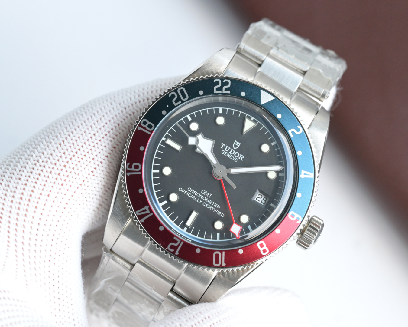 批💰白1500-金1550
V2升级版,帝舵碧湾系列之格林尼治型腕表。以传统设计融合格林尼治“可乐圈”经典,成就此复古运动的腕上佳品。
1:完美还原41mm直径的哑光拉丝外壳,斜边经由抛光润饰,不刮手,极致实现原版硬朗流畅的线条。可双向旋转的“红蓝可乐圈”采用阳极氧化铝所制(材质对应原版)!
2:镜面采用蓝宝石水晶玻璃,还原正品复古怀旧的锅盖造型
3:此次升级表带表扣,微拉扣设计,同步原装的“铆钉”不锈钢表带,打磨精细,采用实心链节,两侧链节以铆钉头连接,呈现独特的阶梯形结构,表带边缘及表扣圆润不锋利,佩戴便捷,上手舒适
4:采用性能卓越瑞士2836机芯!
复古来袭,匠心演绎!