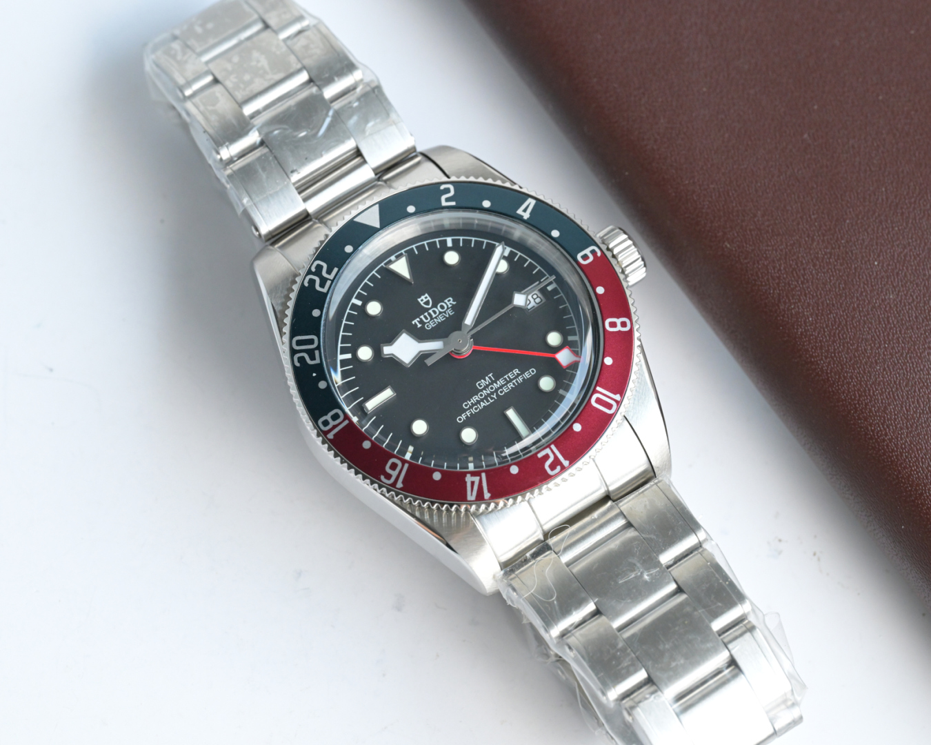 批💰白1500-金1550
V2升级版,帝舵碧湾系列之格林尼治型腕表。以传统设计融合格林尼治“可乐圈”经典,成就此复古运动的腕上佳品。
1:完美还原41mm直径的哑光拉丝外壳,斜边经由抛光润饰,不刮手,极致实现原版硬朗流畅的线条。可双向旋转的“红蓝可乐圈”采用阳极氧化铝所制(材质对应原版)!
2:镜面采用蓝宝石水晶玻璃,还原正品复古怀旧的锅盖造型
3:此次升级表带表扣,微拉扣设计,同步原装的“铆钉”不锈钢表带,打磨精细,采用实心链节,两侧链节以铆钉头连接,呈现独特的阶梯形结构,表带边缘及表扣圆润不锋利,佩戴便捷,上手舒适
4:采用性能卓越瑞士2836机芯!
复古来袭,匠心演绎!