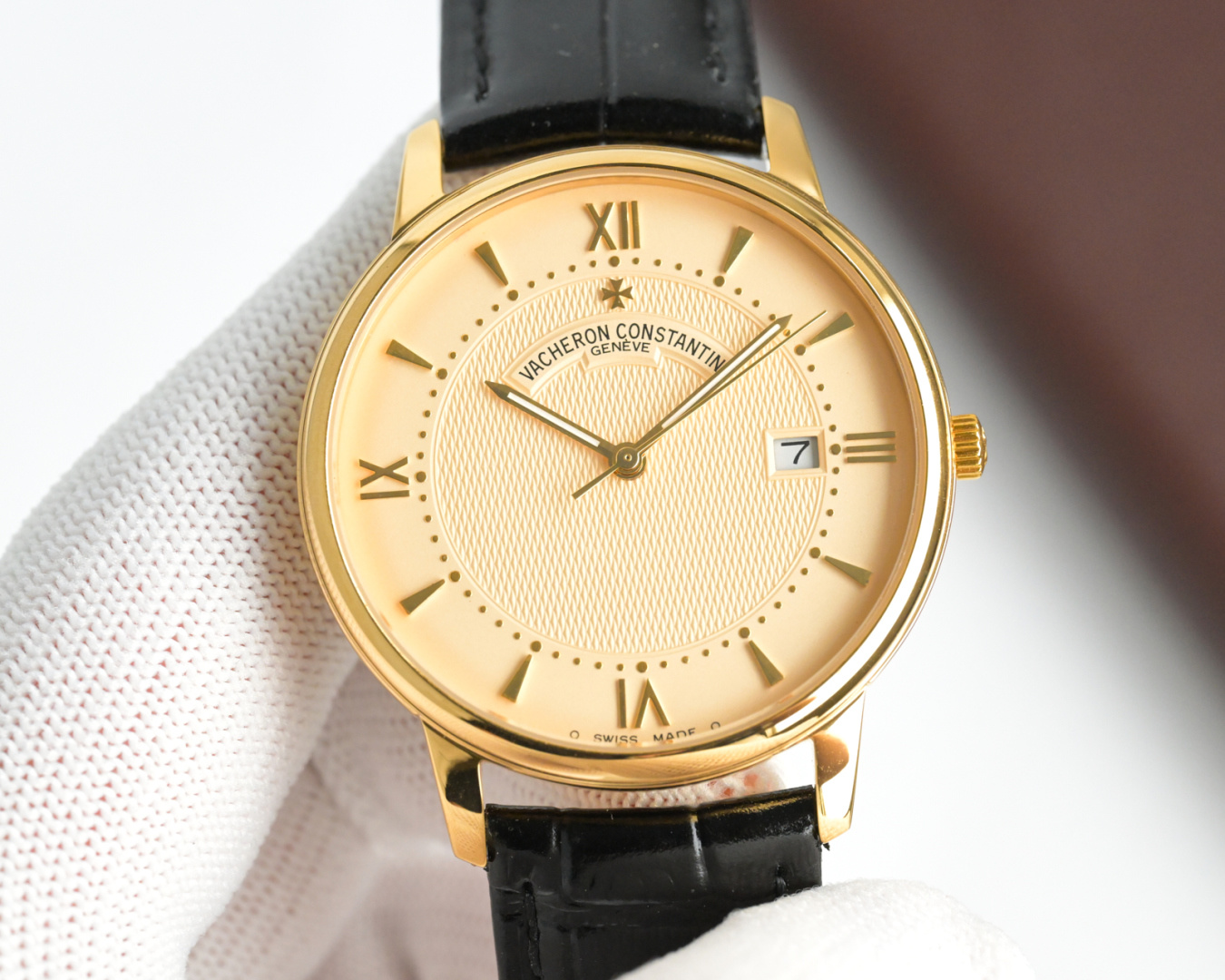 NO:821519,Produced by TW, white case, rose gold TW Factory Vacheron Constantin VC Heritage Series 85180 watch KZ2 latest recommended market highest replica V6 upgraded version 1 [Case] size 40MMX9MM, perfect round case, with slightly isolated lug design, making it fit the wearer's wrist better. Each finished shell case needs to go through MK's strict quality control to restore the unique texture of the original.  2 [Movement] The steel wheels and other components are all decorated by MK watchmakers, and the automatic oscillating weight is plated with 18k gold, which maximizes the original exquisite craftsmanship. 3 [Mirror] The front and rear sapphire glass mirrors are treated with anti-vertigo coating. 4 [Strap] Double-layer Italian calfskin, with Maltese cross pin buckle for the best luxury recommendation. Please look for TW exclusive quality, vacheron, cowhide19860909TW 出品 白壳,玫金 TW Factory 江诗丹顿VC传承系列85180腕表KZ2最新款推荐市场最高复刻 V6升级版本 1【表壳】尺寸40MMX9MM,完美圆形的表壳,搭配微孤式表耳设计,使之更加贴合佩戴者的手腕.每一个成品壳套,都需经过MK严格的质量把控,方能还原正品独特的质感. 2【机芯】钢轮等部件均由MK制表师精工装饰,自动摆陀更是镀有18k金,最大限度呈现原装精湛的工艺水平 3【表镜】前后两片蓝宝石玻璃镜面,均有防眩晕镀膜处理. 4【表带】双层意大利小牛皮,搭配马耳他十字针扣送礼最佳奢华推荐请认准TW独家品质,,vacheron,cowhide,Watch