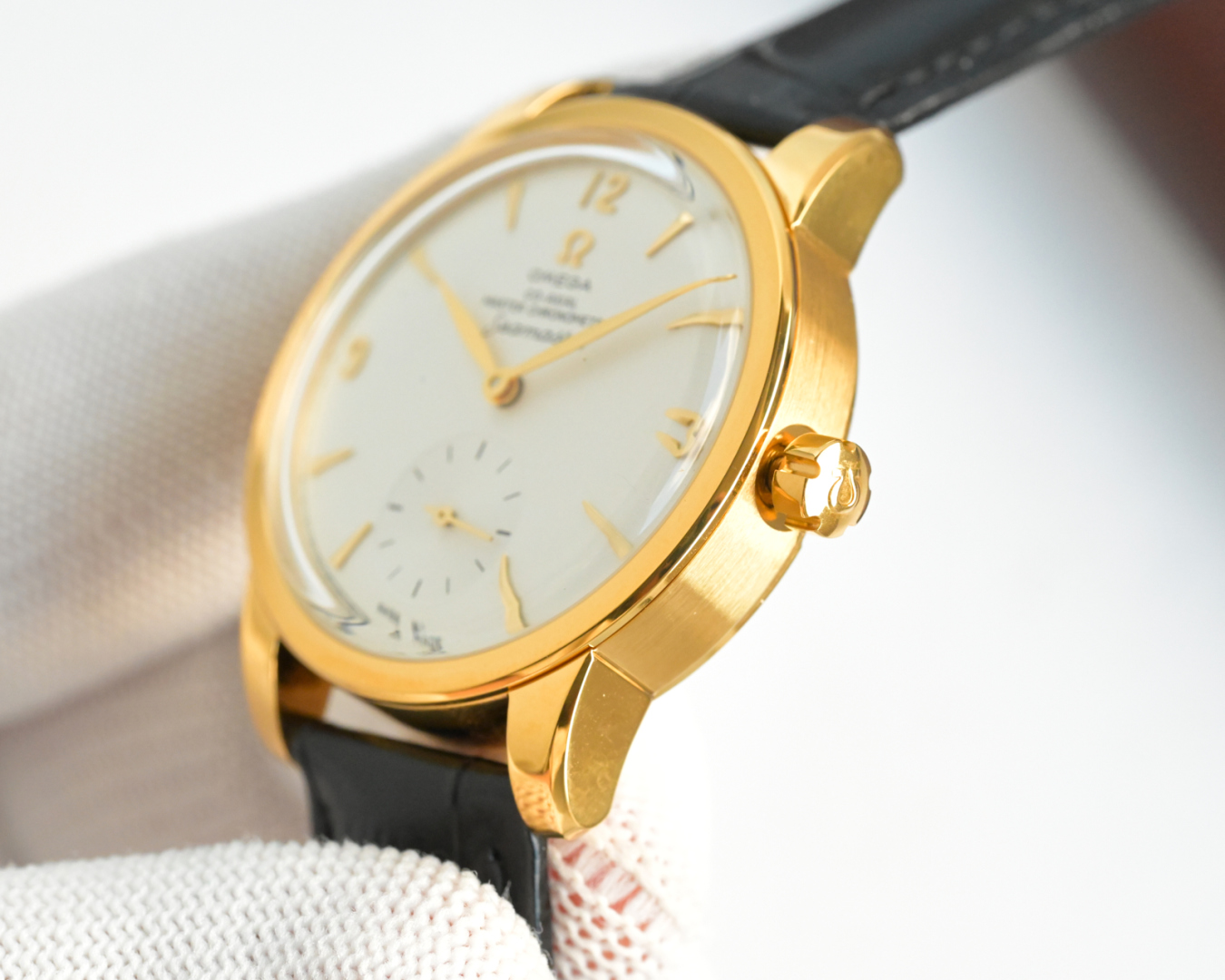 1400💰欧米茄 OMEGA 海马系列 1948腕表⌚️ 重磅来袭！欢迎品鉴！
⭐️独家定制8806至臻天文台一体机芯，纹理、结构、摆轮位置和镂空均与原版一致，运转美态清晰可见，走时精准，动力储蓄 55 小时。
⭐️表壳材质316L精钢，拱形蓝宝石玻璃，内部采用防反光处理。表背蓝宝石玻璃 刻有“SEAMASTER”（海马系列）“LIMITED EDITLON”（限量版）字样及限量编码
⭐️意大利牛皮搭配原装扣 防水深度50米