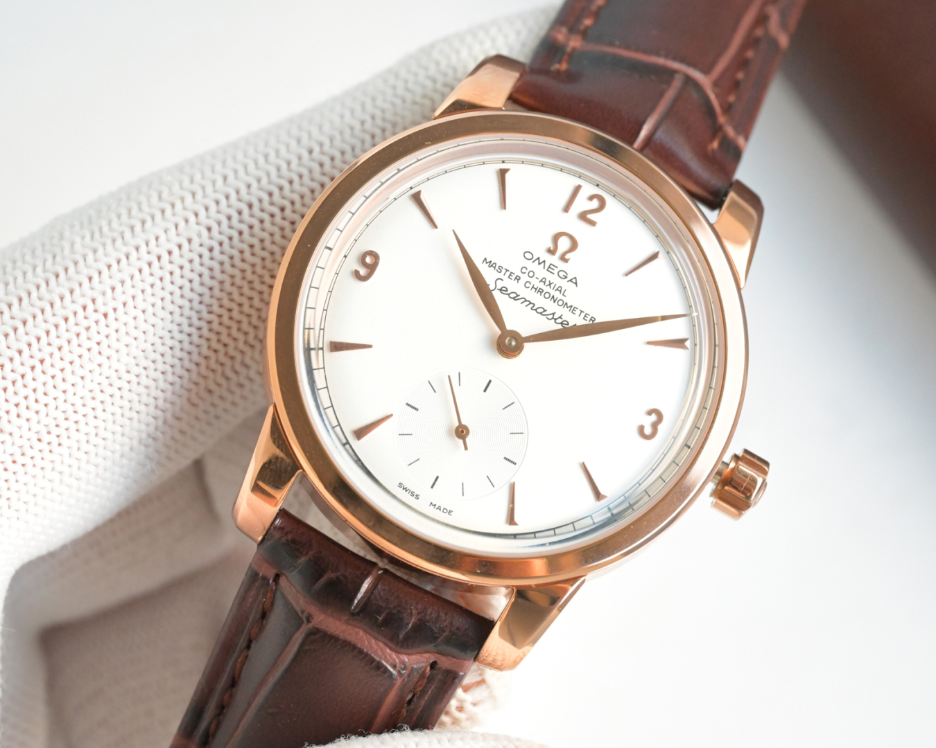 1400💰欧米茄 OMEGA 海马系列 1948腕表⌚️ 重磅来袭！欢迎品鉴！
⭐️独家定制8806至臻天文台一体机芯，纹理、结构、摆轮位置和镂空均与原版一致，运转美态清晰可见，走时精准，动力储蓄 55 小时。
⭐️表壳材质316L精钢，拱形蓝宝石玻璃，内部采用防反光处理。表背蓝宝石玻璃 刻有“SEAMASTER”（海马系列）“LIMITED EDITLON”（限量版）字样及限量编码
⭐️意大利牛皮搭配原装扣 防水深度50米
