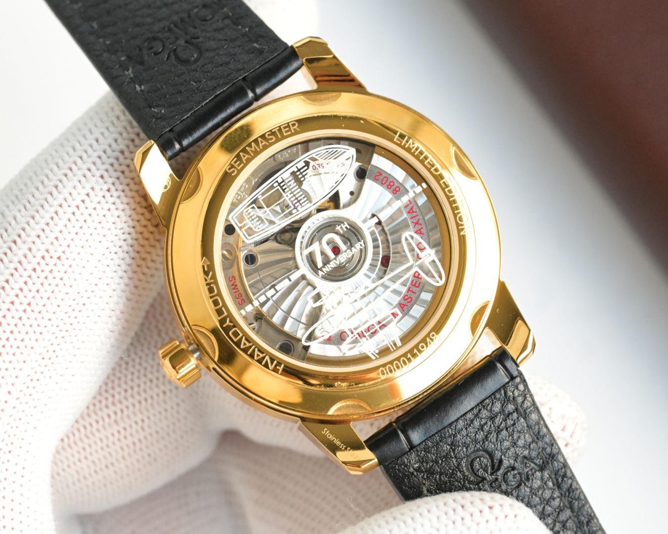 1400💰欧米茄 OMEGA 海马系列 1948腕表⌚️ 重磅来袭！欢迎品鉴！
⭐️独家定制8806至臻天文台一体机芯，纹理、结构、摆轮位置和镂空均与原版一致，运转美态清晰可见，走时精准，动力储蓄 55 小时。
⭐️表壳材质316L精钢，拱形蓝宝石玻璃，内部采用防反光处理。表背蓝宝石玻璃 刻有“SEAMASTER”（海马系列）“LIMITED EDITLON”（限量版）字样及限量编码
⭐️意大利牛皮搭配原装扣 防水深度50米
