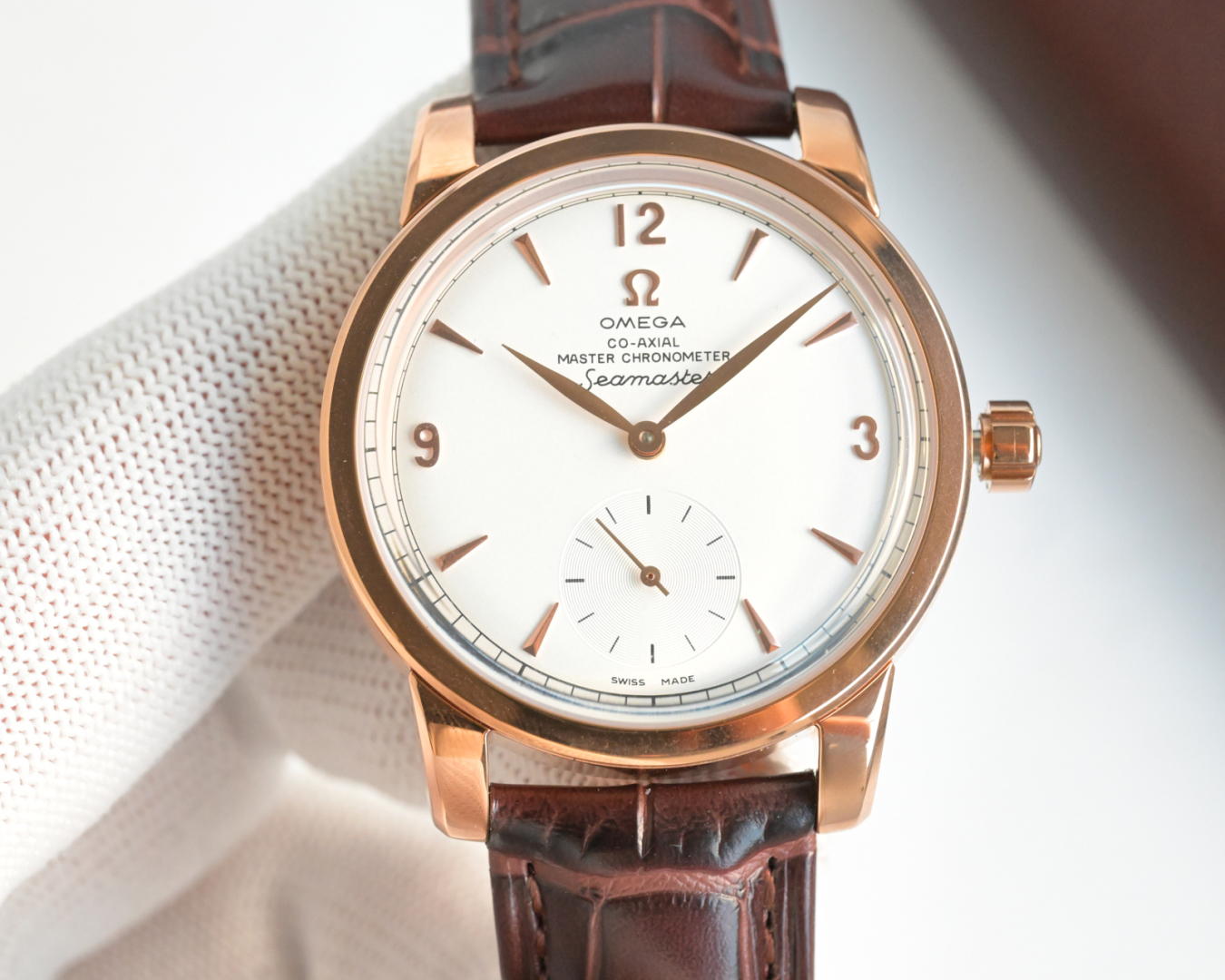 1400💰欧米茄 OMEGA 海马系列 1948腕表⌚️ 重磅来袭！欢迎品鉴！
⭐️独家定制8806至臻天文台一体机芯，纹理、结构、摆轮位置和镂空均与原版一致，运转美态清晰可见，走时精准，动力储蓄 55 小时。
⭐️表壳材质316L精钢，拱形蓝宝石玻璃，内部采用防反光处理。表背蓝宝石玻璃 刻有“SEAMASTER”（海马系列）“LIMITED EDITLON”（限量版）字样及限量编码
⭐️意大利牛皮搭配原装扣 防水深度50米