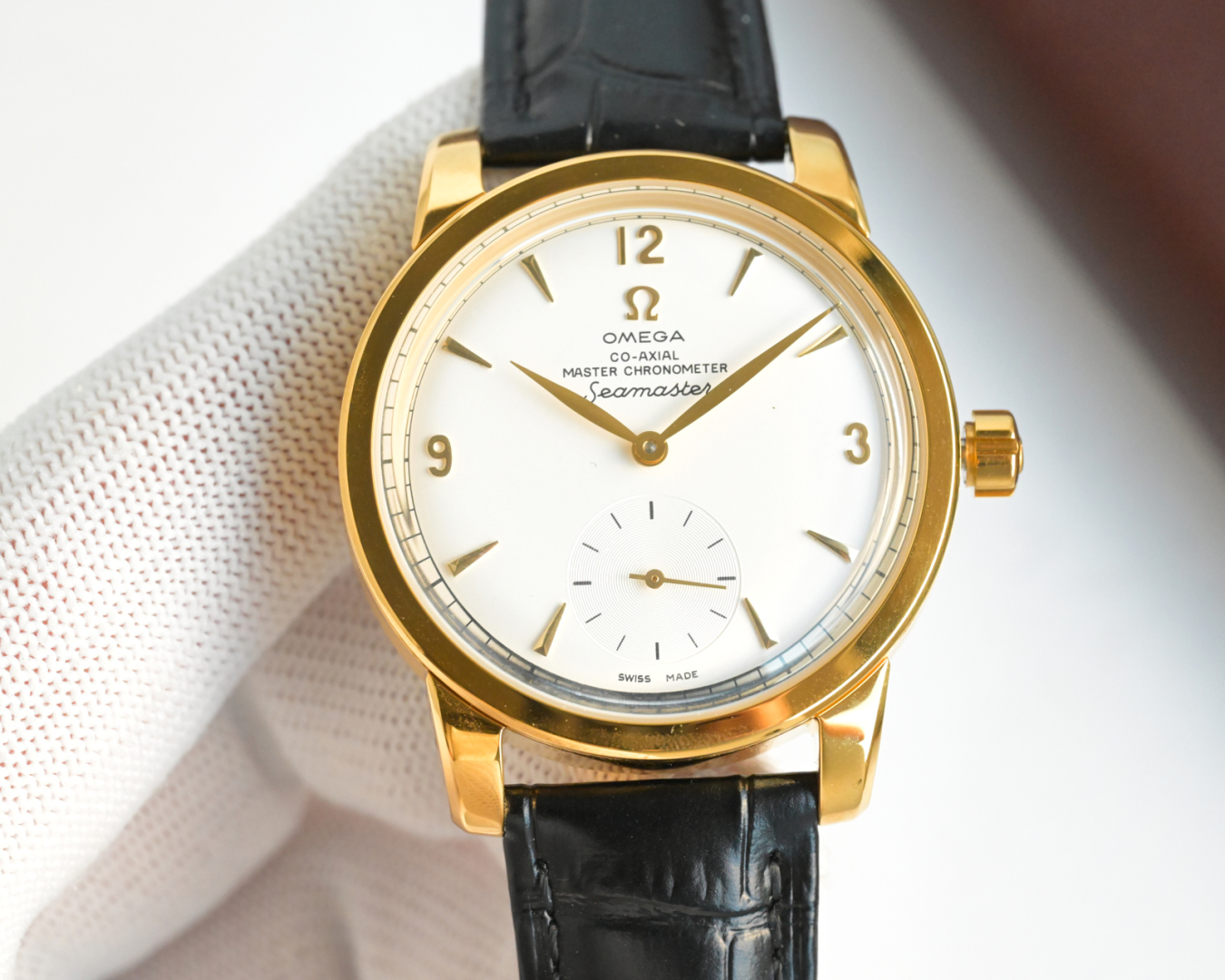 1400💰欧米茄 OMEGA 海马系列 1948腕表⌚️ 重磅来袭！欢迎品鉴！
⭐️独家定制8806至臻天文台一体机芯，纹理、结构、摆轮位置和镂空均与原版一致，运转美态清晰可见，走时精准，动力储蓄 55 小时。
⭐️表壳材质316L精钢，拱形蓝宝石玻璃，内部采用防反光处理。表背蓝宝石玻璃 刻有“SEAMASTER”（海马系列）“LIMITED EDITLON”（限量版）字样及限量编码
⭐️意大利牛皮搭配原装扣 防水深度50米