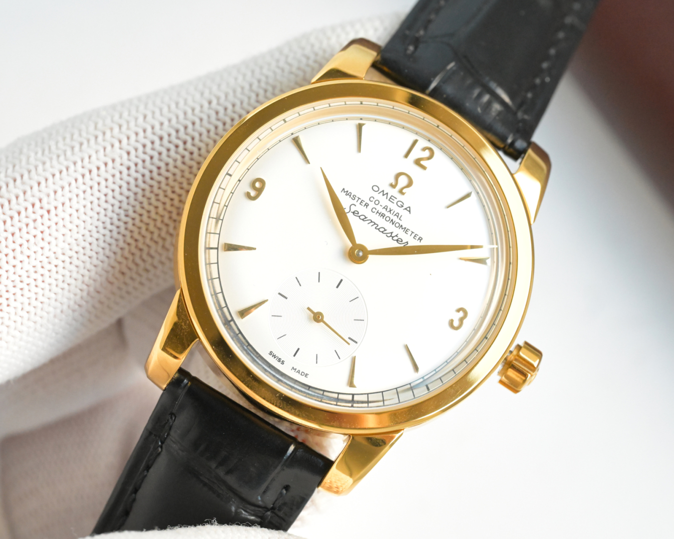 1400💰欧米茄 OMEGA 海马系列 1948腕表⌚️ 重磅来袭！欢迎品鉴！
⭐️独家定制8806至臻天文台一体机芯，纹理、结构、摆轮位置和镂空均与原版一致，运转美态清晰可见，走时精准，动力储蓄 55 小时。
⭐️表壳材质316L精钢，拱形蓝宝石玻璃，内部采用防反光处理。表背蓝宝石玻璃 刻有“SEAMASTER”（海马系列）“LIMITED EDITLON”（限量版）字样及限量编码
⭐️意大利牛皮搭配原装扣 防水深度50米