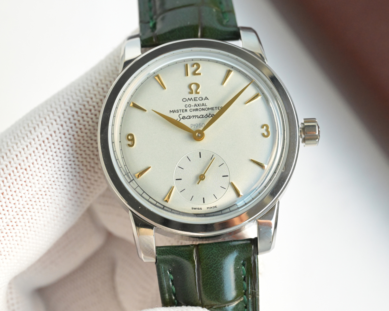 1400💰欧米茄 OMEGA 海马系列 1948腕表⌚️ 重磅来袭！欢迎品鉴！
⭐️独家定制8806至臻天文台一体机芯，纹理、结构、摆轮位置和镂空均与原版一致，运转美态清晰可见，走时精准，动力储蓄 55 小时。
⭐️表壳材质316L精钢，拱形蓝宝石玻璃，内部采用防反光处理。表背蓝宝石玻璃 刻有“SEAMASTER”（海马系列）“LIMITED EDITLON”（限量版）字样及限量编码
⭐️意大利牛皮搭配原装扣 防水深度50米