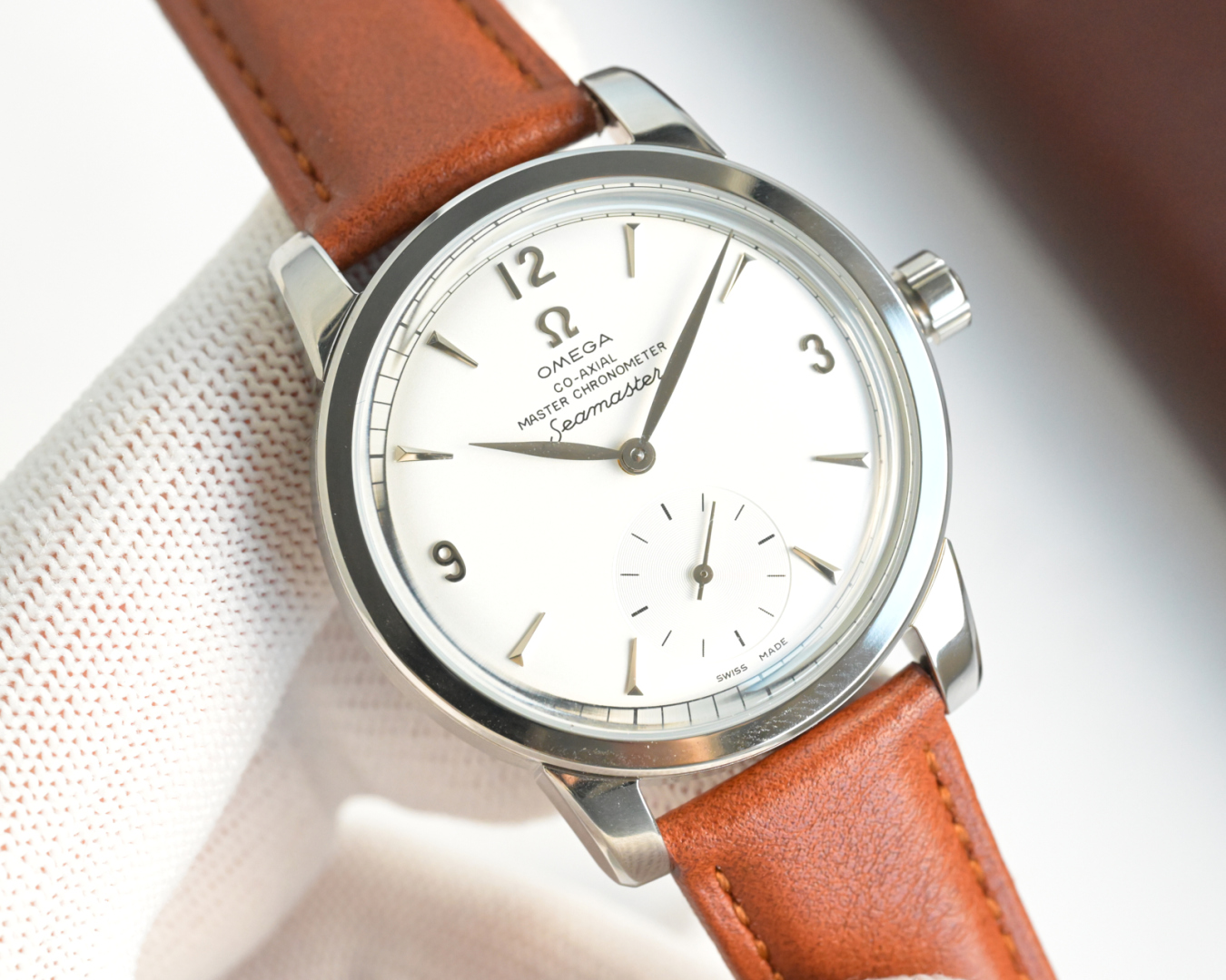 1400💰欧米茄 OMEGA 海马系列 1948腕表⌚️ 重磅来袭！欢迎品鉴！
⭐️独家定制8806至臻天文台一体机芯，纹理、结构、摆轮位置和镂空均与原版一致，运转美态清晰可见，走时精准，动力储蓄 55 小时。
⭐️表壳材质316L精钢，拱形蓝宝石玻璃，内部采用防反光处理。表背蓝宝石玻璃 刻有“SEAMASTER”（海马系列）“LIMITED EDITLON”（限量版）字样及限量编码
⭐️意大利牛皮搭配原装扣 防水深度50米