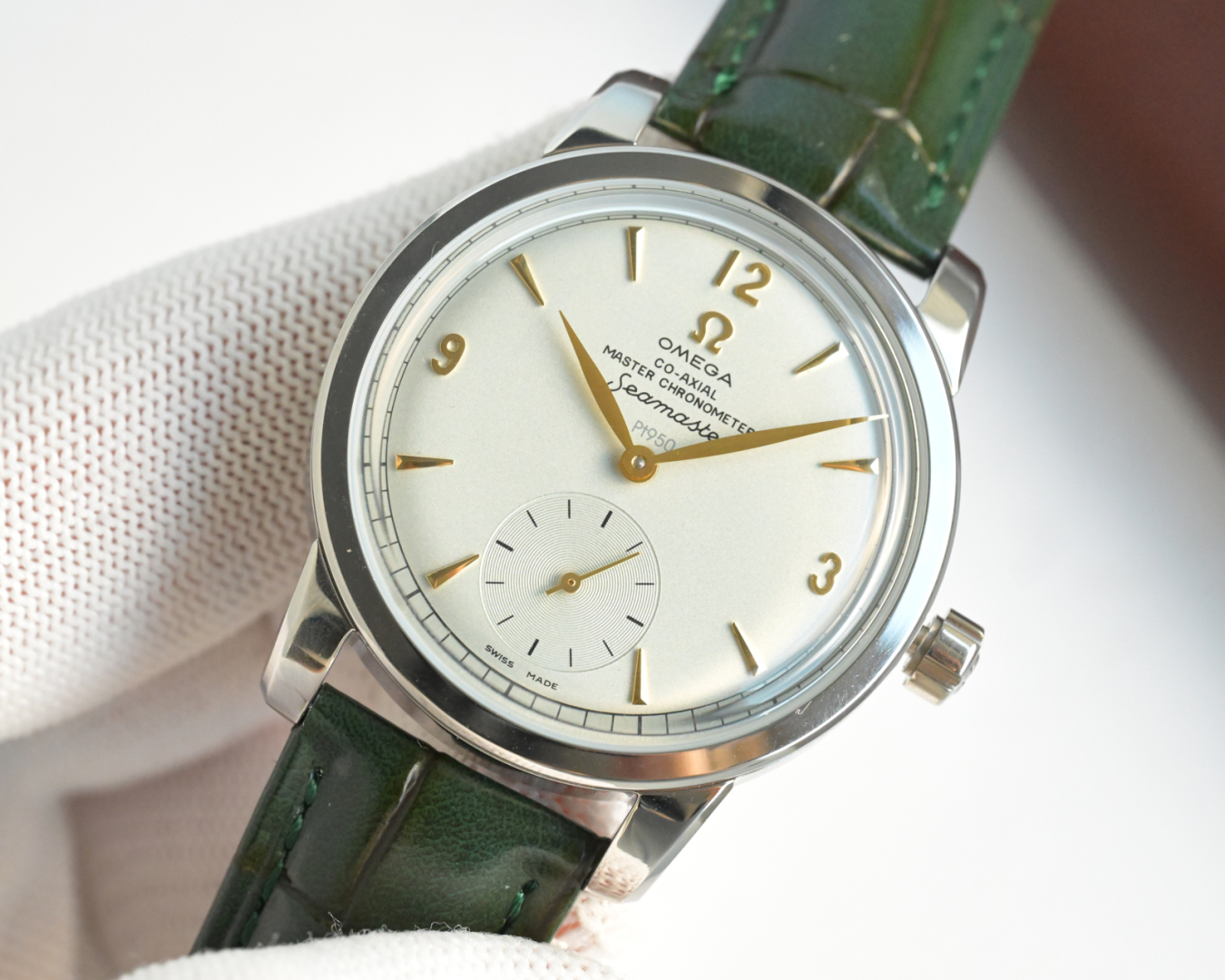 1400💰欧米茄 OMEGA 海马系列 1948腕表⌚️ 重磅来袭！欢迎品鉴！
⭐️独家定制8806至臻天文台一体机芯，纹理、结构、摆轮位置和镂空均与原版一致，运转美态清晰可见，走时精准，动力储蓄 55 小时。
⭐️表壳材质316L精钢，拱形蓝宝石玻璃，内部采用防反光处理。表背蓝宝石玻璃 刻有“SEAMASTER”（海马系列）“LIMITED EDITLON”（限量版）字样及限量编码
⭐️意大利牛皮搭配原装扣 防水深度50米