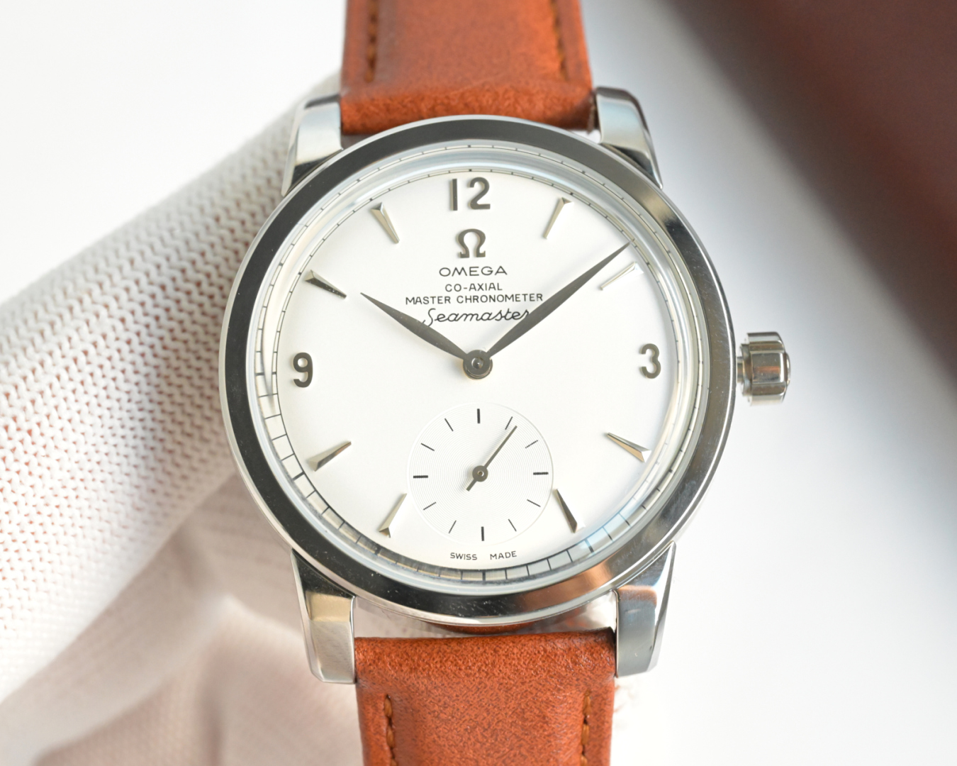 1400💰欧米茄 OMEGA 海马系列 1948腕表⌚️ 重磅来袭！欢迎品鉴！
⭐️独家定制8806至臻天文台一体机芯，纹理、结构、摆轮位置和镂空均与原版一致，运转美态清晰可见，走时精准，动力储蓄 55 小时。
⭐️表壳材质316L精钢，拱形蓝宝石玻璃，内部采用防反光处理。表背蓝宝石玻璃 刻有“SEAMASTER”（海马系列）“LIMITED EDITLON”（限量版）字样及限量编码
⭐️意大利牛皮搭配原装扣 防水深度50米