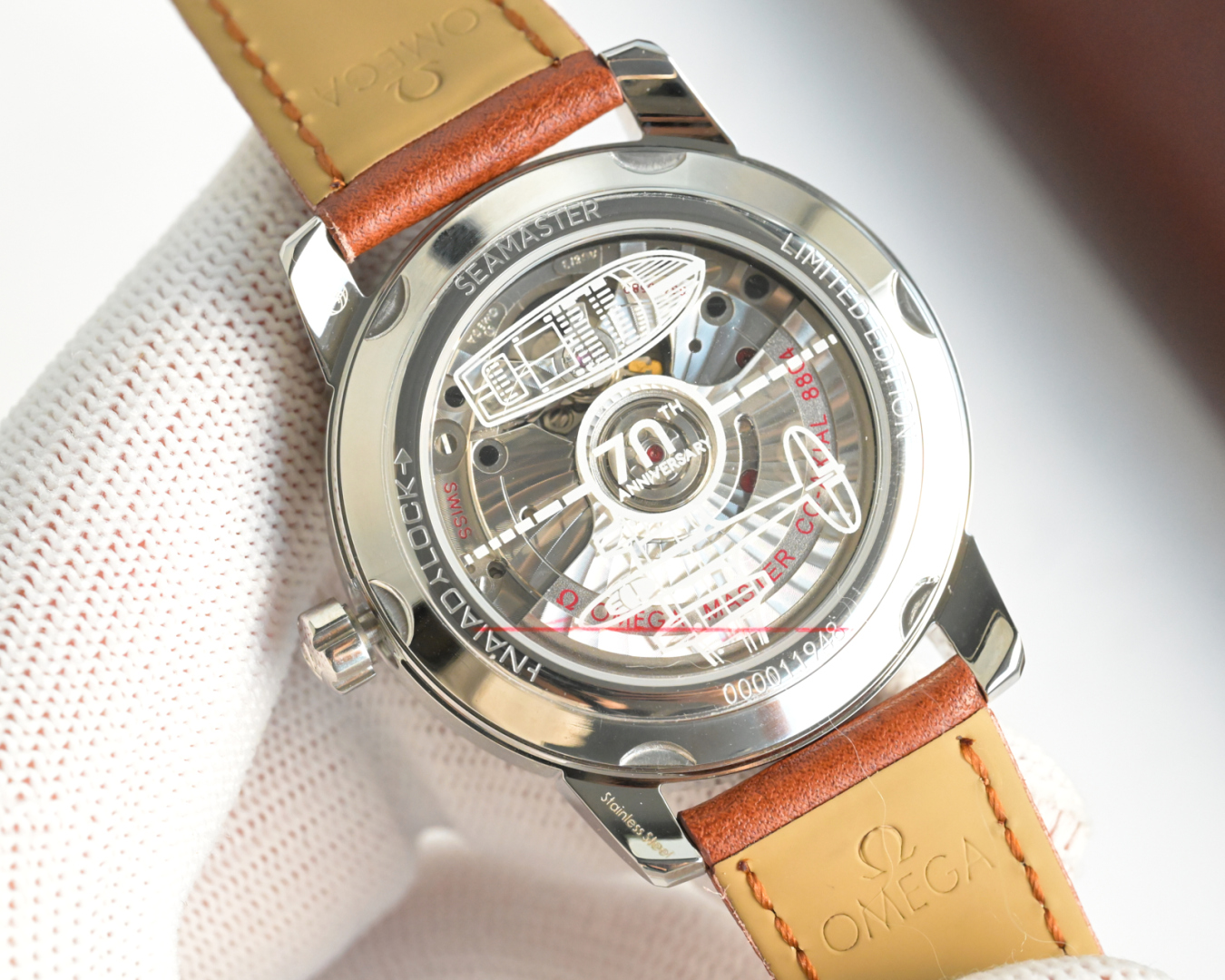 1400💰欧米茄 OMEGA 海马系列 1948腕表⌚️ 重磅来袭！欢迎品鉴！
⭐️独家定制8806至臻天文台一体机芯，纹理、结构、摆轮位置和镂空均与原版一致，运转美态清晰可见，走时精准，动力储蓄 55 小时。
⭐️表壳材质316L精钢，拱形蓝宝石玻璃，内部采用防反光处理。表背蓝宝石玻璃 刻有“SEAMASTER”（海马系列）“LIMITED EDITLON”（限量版）字样及限量编码
⭐️意大利牛皮搭配原装扣 防水深度50米