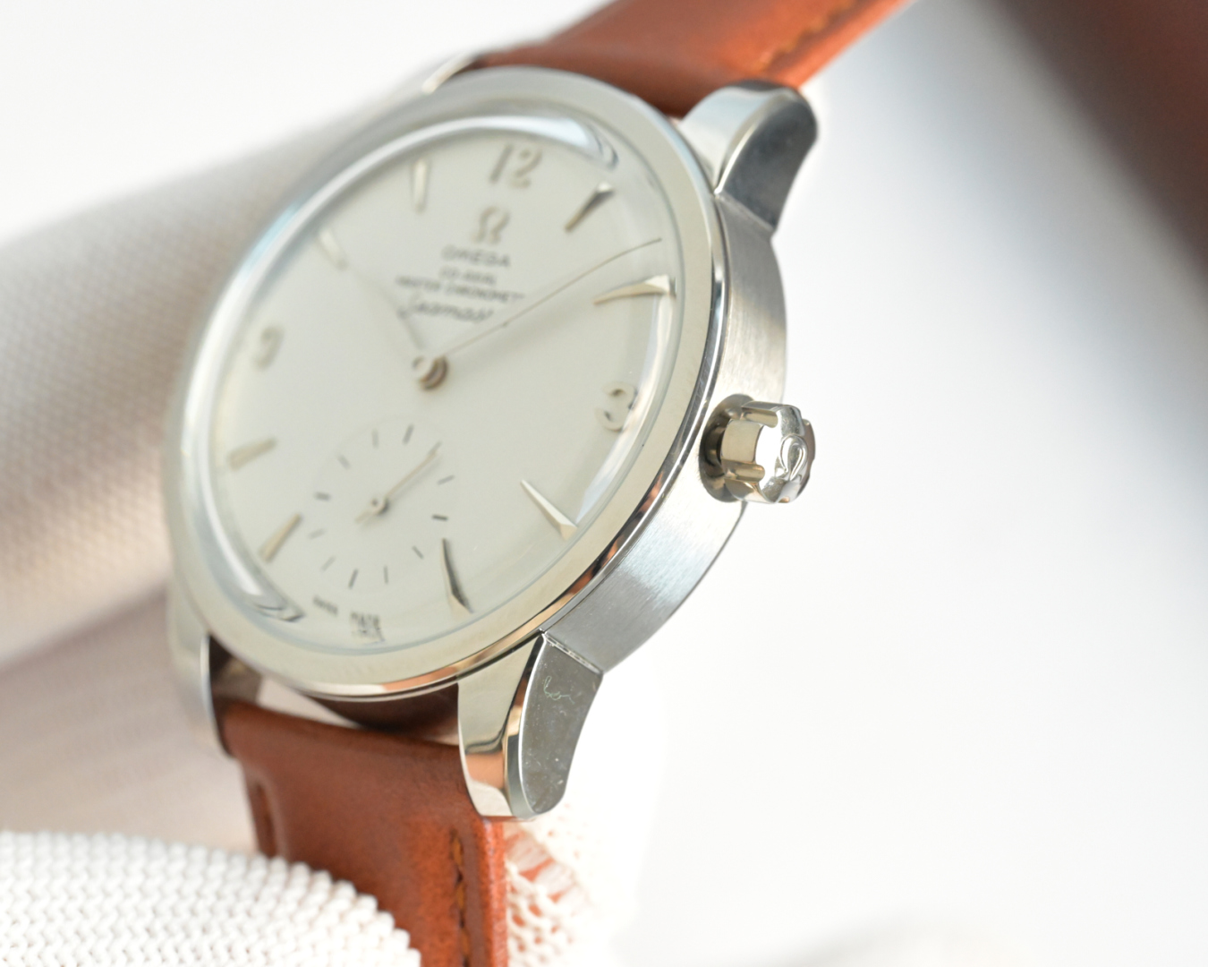 1400💰欧米茄 OMEGA 海马系列 1948腕表⌚️ 重磅来袭！欢迎品鉴！
⭐️独家定制8806至臻天文台一体机芯，纹理、结构、摆轮位置和镂空均与原版一致，运转美态清晰可见，走时精准，动力储蓄 55 小时。
⭐️表壳材质316L精钢，拱形蓝宝石玻璃，内部采用防反光处理。表背蓝宝石玻璃 刻有“SEAMASTER”（海马系列）“LIMITED EDITLON”（限量版）字样及限量编码
⭐️意大利牛皮搭配原装扣 防水深度50米