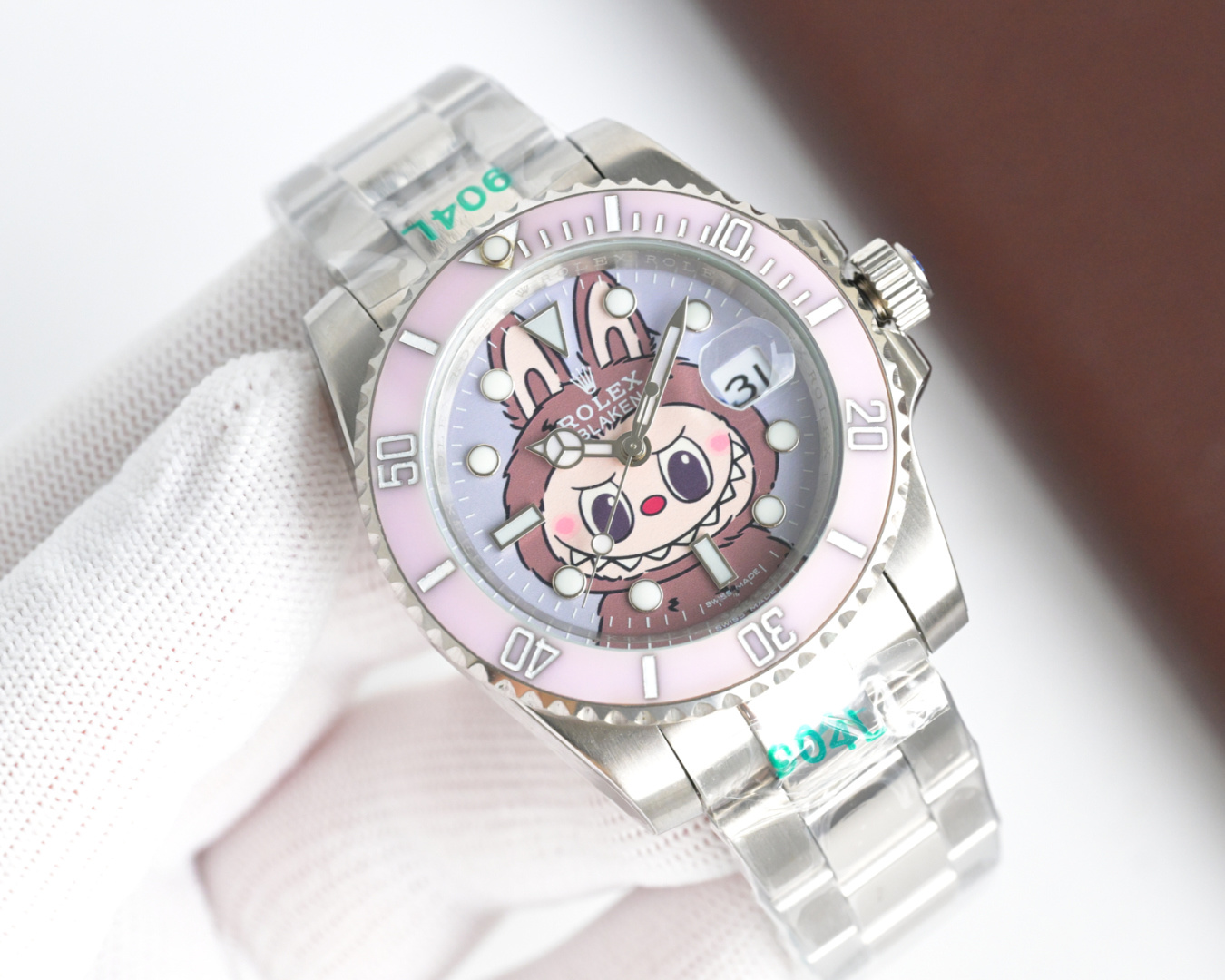 NO:553253,The Rolex&Labubu joint model 'Bubu' is released in limited edition. The lettering uses a multi-color oil paint surface and enamel to make the lettering brighter. It is equipped with a 40mm mechanical automatic movement. The entire watch is made of 904L stainless steel. The size of the watch is 40X12.4mm. The strength casts the unique style of Rolex. It uses the latest accurate and mature pearl movement to perfectly realize powerful functions and is the king of cost performance!  !  !  ,,rolex19860909Rolex&Labubu 联名款“布布”限量发行 字面采用多色油彩表面加上搪瓷使字面更加光亮,40mm搭载机械自动机芯,整表904L精钢搭配,腕表尺寸40X12.4mm实力铸造劳力士的独特风采.采用最新精准而成熟明珠机芯,完美实现强大功能,性价比之王！！！,,rolex,Watch