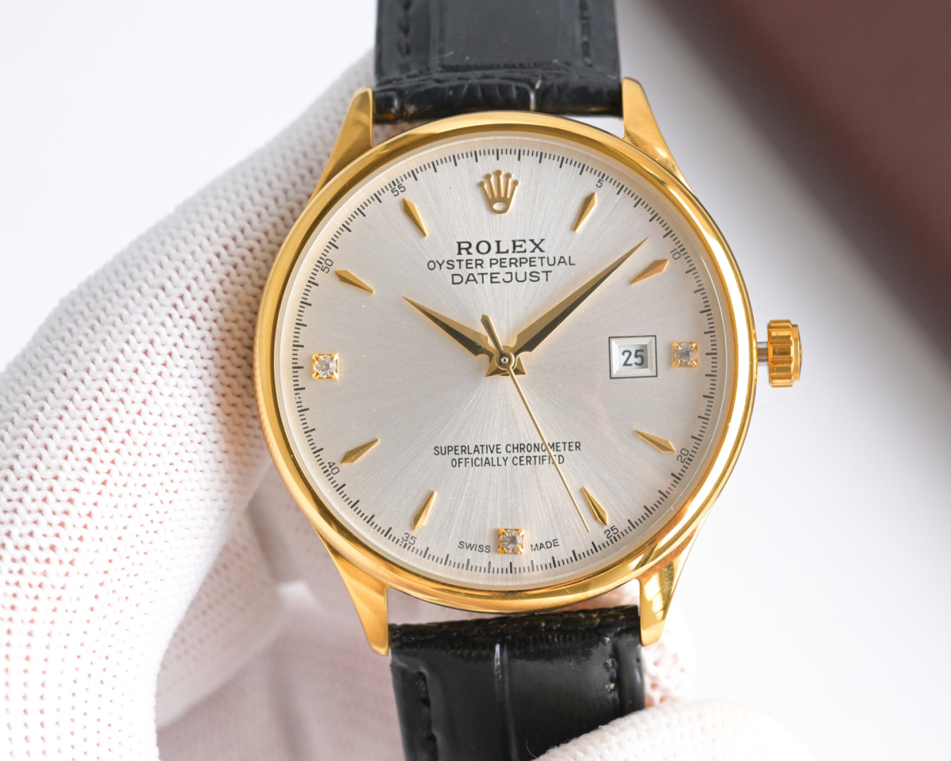 NO:821506,Produced in Taiwan, white case, rose gold, Taiwan Factory's new product special launch Rolex ROLEX (actual photo) business series KZ2, the entire watch is made of 316L stainless steel, high-end and elegant! 316L stainless steel creates a perfect polygonal curved watch case! Comes with imported sapphire glass, Italian waterproof belt, and original pin buckle! ! ! Equipped with an original imported fully automatic mechanical movement (zero repairs), a diameter of 40mm, and deeply waterproof. The physical product has a more lustrous feel and is more exquisite. The scale of the dial is lifelike. The craftsmanship of the case and cover are all master-level body-tested. In addition, the high-tech forging of new era machines will shock you when you get it. It is a noble and extraordinary gift. For the best luxury recommendation, please look for Taiwan's exclusive quality, rolex19860909台湾 出品 白壳,玫金 台湾 Factory 新品特推劳力士ROLEX（实拍图）商务系列KZ2全表采用316L精钢,高档大气！316L精钢打造完美多边形弧度表壳！搭配进口蓝宝石玻璃,意大利防水皮带,原装针扣！！！搭载原装进口全自动机械機芯（零返修） 直径尺寸40mm 深度防水. 产品实物光泽手感更佳精湛 字盘刻度栩栩如生 壳套工艺都是宗师级别轻身检验 加上新时代机器高技锻造 上手震撼尊贵非凡送礼最佳奢华推荐请认准台湾独家品质,,rolex,Watch