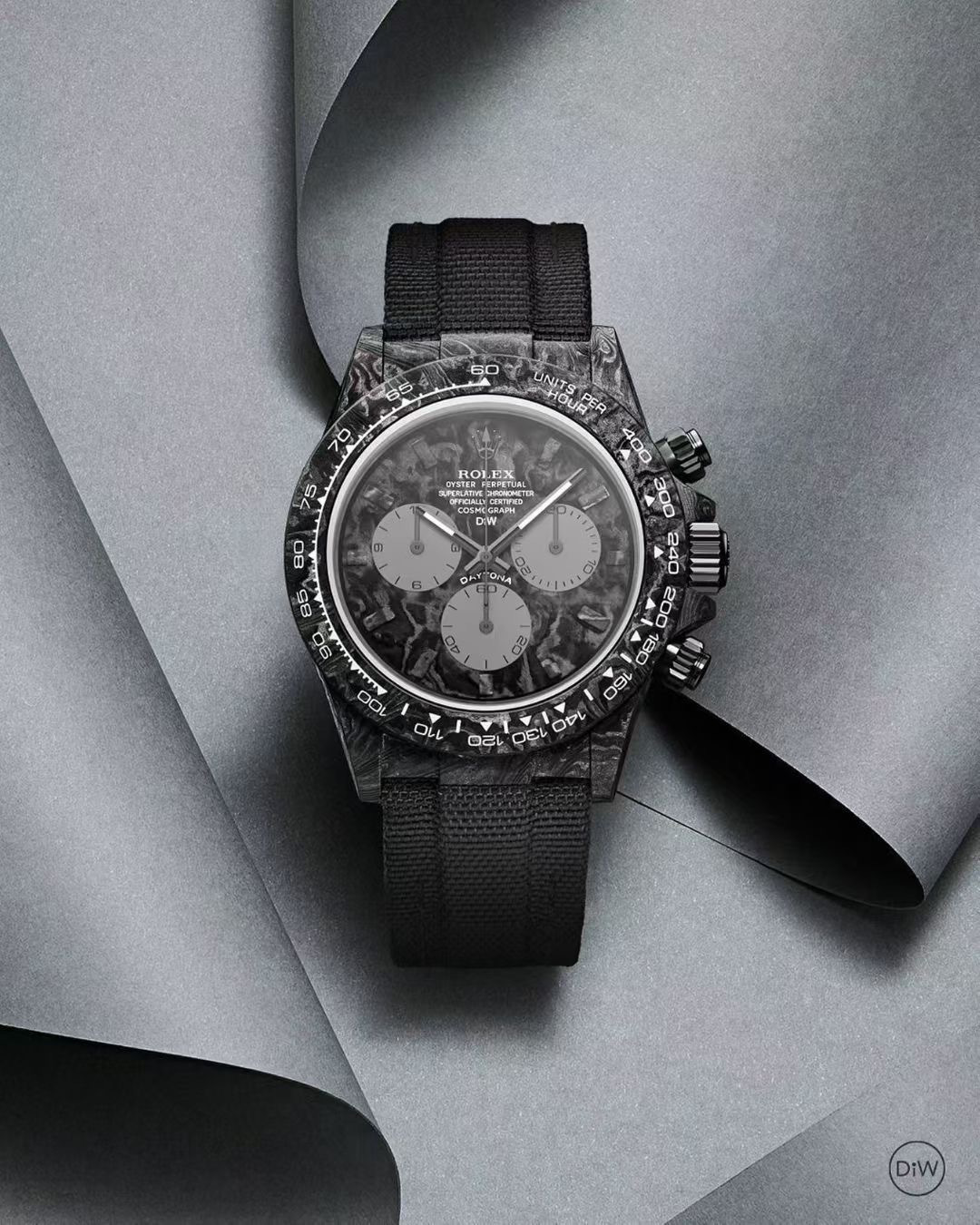 NO:602135,TW Factory  The carbon fiber customized version of the ROLEX Cosmochronograph Daytona series, the watch is not only light to wear, but also hard in appearance. Each watch has a unique carbon fiber pattern material. [Case] The watch size 40  Both the bottom cover and the bottom cover are made of high-composite carbon fiber and super luminous powder. The details are hand-chamfered and polished. The texture is extraordinary. [Strap Buckle] The strap is made of artificial fiber woven straps, which is breathable, comfortable and soft in texture. [Movement] adopts the latest precise and mature Shanghai movement, which perfectly realizes powerful functions and is the king of cost-effectiveness..., rolex19860909TW Factory ROLEX宇宙计时迪通拿系列之碳纤维定制版,腕表不仅佩戴轻便,外表坚硬.且每一只腕表都拥有独一无二的碳纤花纹材质.【表壳】腕表尺寸40X12.4吻合原装.Tw工厂实力铸造碳纤维劳力士的独特风采.市场独家做到,整个壳套,圈口包括底盖均采用高复合碳纤维和超强夜光粉所打造.细节之处更是经过手工倒角抛光所制.质感非凡.【表带扣】表带采用人工纤维编织带所制,透气舒适,质地柔软.【机芯】采用最新精准而上海成熟机芯,完美实现强大功能,性价比之王…,,rolex,Watch