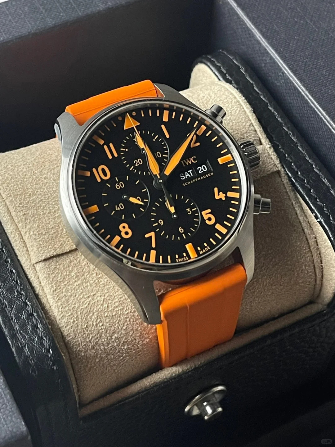 NO:602144,TWS new product Orange Storm (comes with dust bag) IWCAMG engineers have joined forces to make the new IWC pilot IW388108 1. The watch is made of 904 fine steel with brushed technology, with mature workmanship, clear and three-dimensional lines, harmonious color matching, and very versatile. 2. The dial design continues the pilot’s classic cockpit dashboard style. The Hermès orange color combination gives the watch a new look and is full of sass.  3. It adopts a powerful modified self-produced 69385 automatic winding mechanical movement, which can provide the watch with a 46-hour power reserve when fully wound. 4. The double-layer light blue anti-vertigo coating allows for clearer reading of time. It continues the classic appearance of the previous model, and orange has also become a big hit this year. It is definitely the watch with the most universal temperament. 5. No expense is spared to open the original mold, and it is paired with a quick-release fluororubber strap exclusively developed by the counter. Welcome to taste this TWS masterpiece!  ,,hermes,iwc19860909TWS新品 橙色风暴（送防尘袋） IWCAMG工程师强强联手 骚气十足 IWC万国飞行员新款IW388108 1.腕表采用904精钢搭配拉丝工艺,做工成熟,线条清晰而富有立体感,颜色搭配和谐,非常百搭.2.表盘设计延续飞行员经典的驾驶舱仪表盘风格 爱马仕橙颜色搭配使腕表焕然一新 骚气十足 3.采用强大改自产69385型自动上链机械机芯,上满链后能为腕表提供46小时动力储存 4.双层浅蓝色防眩晕镀膜更能清楚的读时,延续的前作的经典外观,橙色也成为今年的大热门 绝对是最具万国气质的腕表 5.不惜成本原装开模 搭配专柜独家研发快拆氟橡胶表带 TWS匠心巨作 欢迎品鉴！,,hermes,iwc,Watch