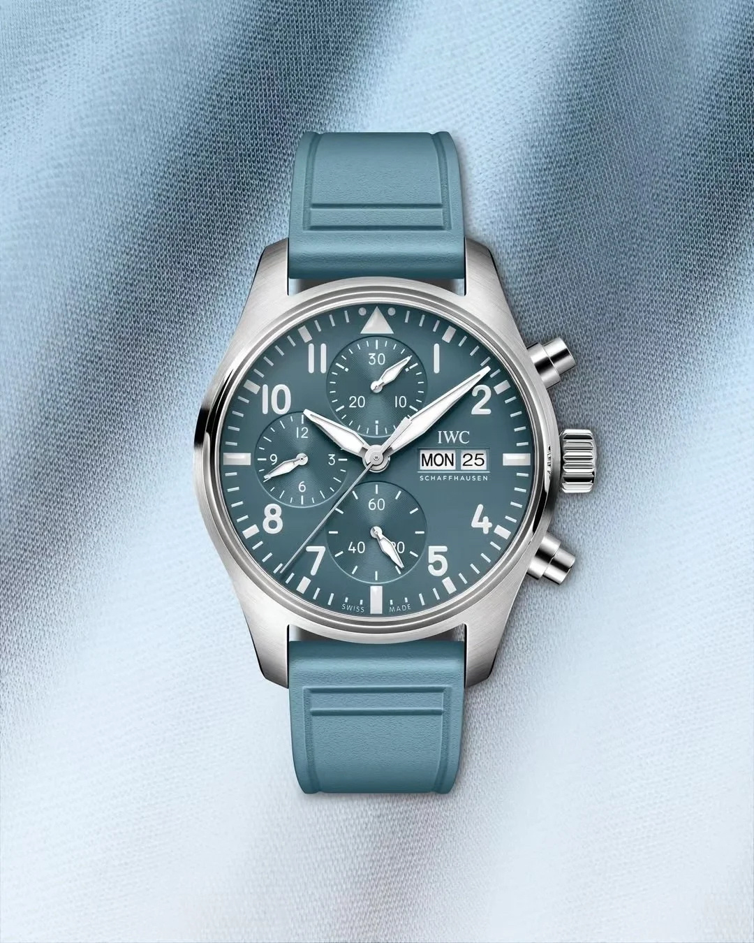 NO:602148,IWC Pilot’s new color pilot TWS new product IWCAMG engineers join forces to make it full of excitement IWC pilot’s new IW389409 “Miramar” special edition 1. The watch uses a 904 stainless steel case with a “Miramar” light blue dial and a fluorine rubber strap  , is the first time that IWC has used colors jointly created with Pantone in a stainless steel watch. It has mature workmanship, clear and three-dimensional lines, harmonious color matching, and is very versatile. 2. The dial design continues the pilot’s classic cockpit dashboard style. The light blue color combination gives the watch a completely new look. 3. The new transparent bottom design uses a modified self-produced 69385 automatic winding mechanical movement, which can provide the watch with a 46-hour power reserve when fully wound.  4. The double-layer light blue anti-dazzle coating allows for clearer reading. Continuing the classic appearance of the previous model, the 'Miramar' light blue has also become a big hit this year. It is definitely the watch with the most IWC temperament. 5. No expense is spared in making the original mold and paired with a quick-release fluororubber strap exclusively developed by the counter. TWS's ingenious masterpiece. Welcome to taste it!  ,,iwc19860909万国新色飞行员 TWS新品 IWCAMG工程师强强联手 骚气十足 IWC万国飞行员新款IW389409“Miramar ”特别版 1.腕表采用904精钢表壳搭配“Miramar ”浅蓝色表盘跟氟橡胶表带 ,是IWC首次在精钢腕表中采用与彩通共同打造的色彩,做工成熟,线条清晰而富有立体感,颜色搭配和谐,非常百搭.2.表盘设计延续飞行员经典的驾驶舱仪表盘风格 浅蓝色颜色搭配使腕表焕然一新 3.全新透底设计采用改自产69385型自动上链机械机芯,上满链后能为腕表提供46小时动力储存 4.双层浅蓝色防眩晕镀膜更能清楚的读时,延续的前作的经典外观,“Miramar ”浅蓝色也成为今年的大热门 绝对是最具万国气质的腕表 5.不惜成本原装开模 搭配专柜独家研发快拆氟橡胶表带 TWS匠心巨作 欢迎品鉴！,,iwc,Watch