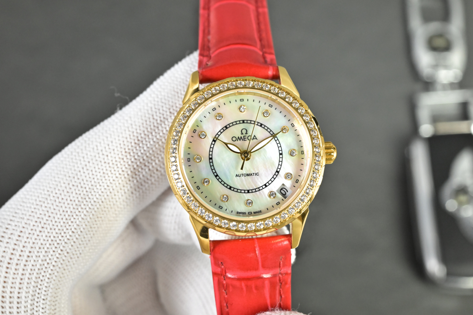 NO:662846,Gold New Product Recommendation Omega/New Product Recommendation The entire shell is made of high-quality stainless steel, inlaid with Swarovski crystal diamonds, and vacuum electroplated to prevent fading. It is equipped with an original imported movement, calfskin imported from Italy, with super waterproof performance and can be worn directly for swimming. The diameter is 33mm. Please look for exclusive quality, swarovski, omega, cowhide19860909金 新品首推 欧米茄/新品推荐整壳采用高质精钢打造,镶嵌施华洛世奇水晶钻,真空电镀不褪色. 搭载原装进口机芯,意大利进口小牛皮,防水性能超强,可直接佩带游泳,直径33mm, 请认准独家品质,,swarovski,omega,cowhide,Watch