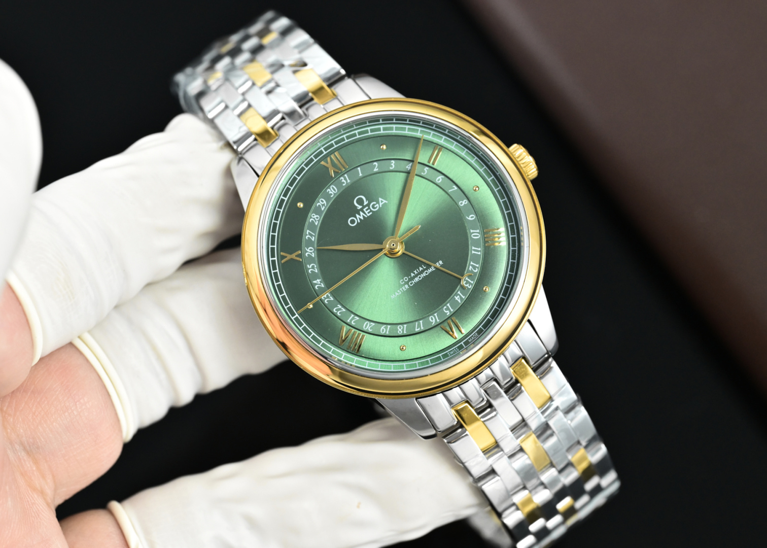 NO:670370,The new four-pin Omega De Ville series 434.23.42.22.02.001 has an elegant design style and is deeply loved by watch lovers. The diameter of the watch is 42 mm and the size is moderate. The case is made of fine steel and has been carefully processed.  The grinding and polishing treatment, gloss and texture make people fall in love with it. The dial design is simple yet exquisite. The classic silver dial with delicate scales and hands makes people feel its extraordinary texture at a glance. The dial provides  The calendar function is located in the inner circle of the dial in the form of a calendar ring, and the fourth 'crescent pointer' is used to indicate the date. It can be easily handled whether it is worn daily or attended to formal occasions. It is equipped with an automatic mechanical movement inside, which can provide 60 hours of power reserve when fully wound. It uses coaxial escapement technology, which effectively reduces the wear and energy consumption of the movement, thereby extending the service life of the movement. It ensures its accurate timekeeping performance in various environments.,,omega19860909新款四针欧米茄.碟飞系列434.23.42.22.02.001、高雅的设计风格,深受表友们喜爱.42毫米的表径,大小适中,表壳采用精钢材质,经过精细的打磨和抛光处理,光泽度和质感,让人爱不释手,表盘设计简约而不失精致,经典的银色表盘搭配细腻的刻度与指针,让人一眼就能感受到其不凡的质感.表盘上提供日历功能,以日历圈的形式位于表盘内圈,第四根“新月形指针”用来指示日期.无论是日常佩戴还是出席正式场合,都能轻松应对.内部搭载自动机械机芯,上满链可以提供60小时的动储,采用了同轴擒纵技术,有效减少了机芯的磨损和能量消耗,从而延长了机芯的使用寿命.确保了其在各种环境下的精准走时性能.,,omega,Watch