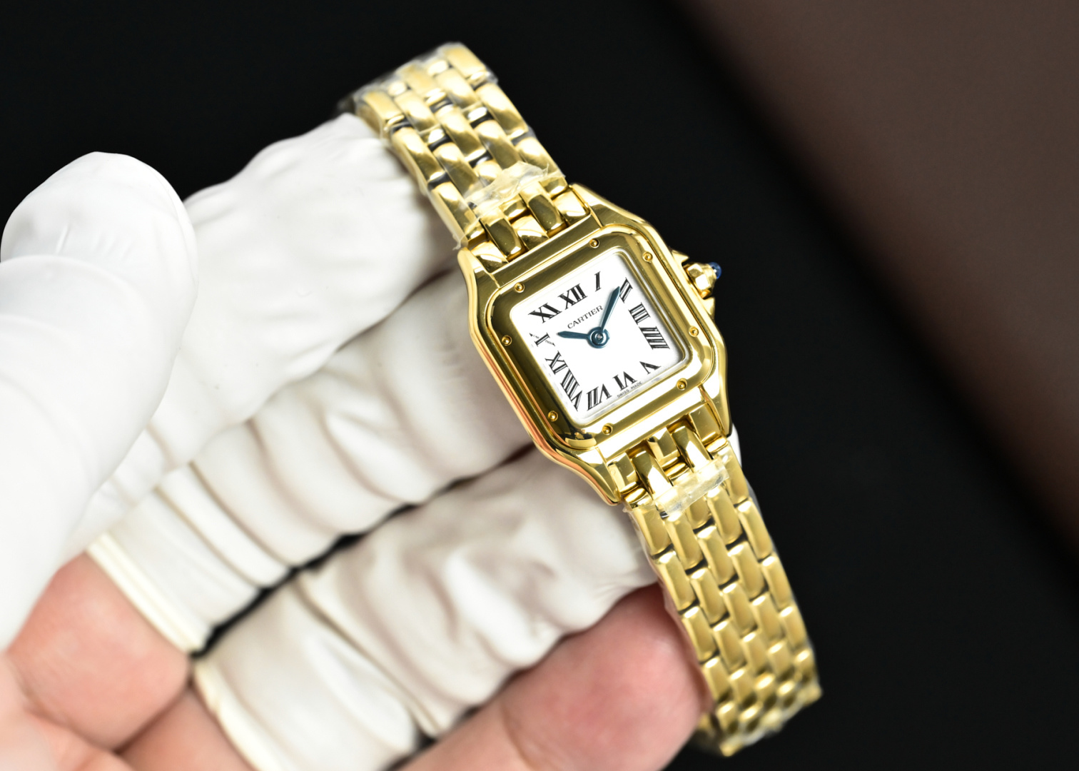 NO:670366,The Cheetah series has a new mini size of 19mm*25mm. The original quartz movement imported from Switzerland# has stable running time and sufficient battery life. The battery needs to be replaced every 2-3 years~ It adopts imported 316L stainless steel case, and all cases are custom-made from molds, with the ultimate pursuit of details!  Each rounded corner has been polished and has a certain degree of curvature and gloss!  Just like jewelry, it fully interprets the exquisite, soft and elegant aesthetics of the cheetah. The pearlescent silver-plated square dial, Swiss sword-shaped blue steel hands, are particularly perfect, and the needle axis is bright!  The needle shaft also meets Swiss craftsmanship requirements, with particularly clear printing and perfect engraving. It is anti-scratch and anti-fingerprint blue crystal glass, and is waterproof for daily use. The octagonal crown, anti-slip design and polishing makes the watch comfortable to debug - inlaid with a blue spinel!  316L stainless steel bracelet, flexible link design, the bracelet is thinner and more refined!  It can be used as a watch or a bracelet, it shines super bright in the sun!  It is comfortable to wear and fits your hand, so buy it decisively!  ,,bracelet19860909猎豹系列 新增迷你号 19mm*25mm 原版瑞士进口石英机芯# 走时稳定 续航足 2-3年更换电池～ 采用进口316L精钢表壳,全部壳套都是开模定制的,极致追求细节！每个圆角都经过抛光打磨,有一定弧度和光泽度！宛如珠宝一般,把猎豹的精致柔美优雅美学诠释的淋漓尽致 珠光镀银方形表盘,瑞士剑形蓝钢指针,特别完美,针轴光亮！针轴也是符合瑞士工艺要求,印字特别清晰,刻字完美,防刮损防指纹蓝水晶玻璃,生活防水. 八边形表冠,防滑纹设计打磨 对腕表的调试手感舒适～镶嵌一颗蓝色尖晶石！ 316L精钢表链,灵活自如的链节设计,表链更细更精致！可以当手表也可以当手链,阳光下超级闪！配戴舒适贴手,果断入手！,,bracelet,Watch