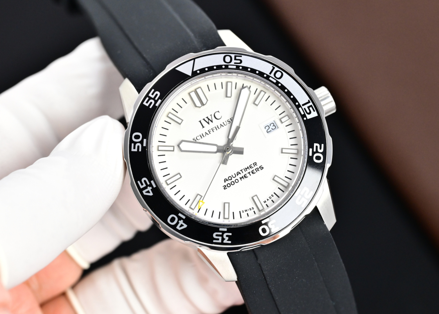 NO:944396,Produced by TW White Shell Gold Black Shell TW Factory IWC Marine Timepiece Series H26 Movement Type 2824 Automatic Mechanical Case Material 316 Stainless Steel Strap Material Rubber Case Diameter 44mm Simple and elegant appearance Exquisite workmanship, superior quality, luxury and exquisite recommended men's mechanical watch For the best luxury recommendation as a gift, please look for TW's exclusive quality, iwc19860909TW 出品 白壳 金 黑壳  TW Factory IWC 万国 海洋时计系列H26 机芯类型2824自动机械 表壳材质316精钢 表带材质橡胶 表壳直径44毫米 外型简洁大方 做工精美,品质优越 ,奢华精致推荐男士机械腕表 送礼最佳奢华推荐请认准TW独家品质,,iwc,Watch