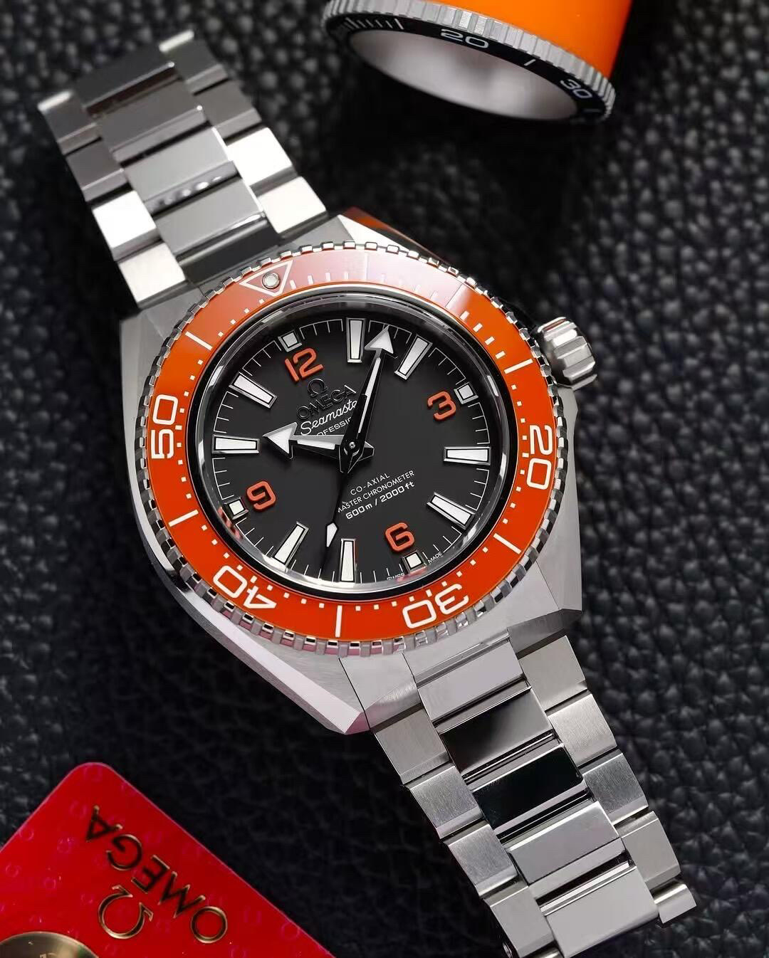 NO:727334,We are more exciting in 2026, Omega's 'Thinking Orange' The new fourth-generation Seamaster series Planet Ocean watch launched on the 20th anniversary of the launch of the Planet Ocean watch. The new watch inherits the classic design elements of the Planet Ocean watch, and injects a more modern style into the watch through a slimmer profile and sharper lines. The watch case size is 42 mm, covering bezels in three different colors of orange, blue and black, omega198609092026我们更加精彩,欧米茄的“心想事橙” 海洋宇宙腕表问世二十周年推出的全新第四代海马系列海洋宇宙腕表 全新腕表传承了海洋宇宙表款的经典设计元素,并通过更纤薄的轮廓和更锐利的线条,为腕表注入更具现代感的风格.腕表表壳尺寸为42毫米,涵盖橙、蓝、黑三种不同颜色的表圈,,omega,Watch