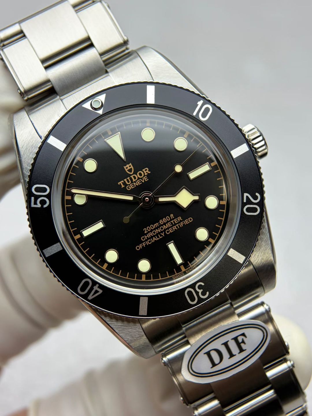 NO:726843,Produced by DIF, we solemnly launch the Tudor Black Bay 54 M79000N watch. The 37mm case fits the wrist and is comfortable to wear. The matte dial is simple and elegant, with delicate texture. The calendar-less design simplifies the complexity and returns to the pure reading experience. With pure spirit and modern expression, it pays the most sincere respect to the brand's first diving watch - Model 7922, which came out in 1954!  DIF craftsmanship spirit. The entire watch is equipped with finely ground guide corners and no handles. It pays attention to details. The texture is invincible. It is equipped with Dandong customized first-speed movement. The daily error is only 3-5 seconds and almost 0 anti-repair. Super stable!  The straps are all CNC whole-body molded and brushed straps, not assembled by small factories!  Equipped with a Tudor 'T-fit' clasp, slide rails for fine adjustment, super Swiss luminous scales, hydraulic three-dimensional fonts on the disk, and a slight radial texture on the background. DIF is full of sincerity, and all watch friends are welcome to taste it!  ,19860909DIF出品,隆重推出帝舵碧湾54型M79000N腕表, 37mm表壳贴合手腕,佩戴舒适,哑光表盘简约大气,质感细腻,无日历设计化繁为简,回归纯粹读时体验,以纯粹精神和现代表达方式,向1954年问世的品牌首款潜水表-7922型献上最真诚的敬意！ DIF匠工精神 整表配备导角精磨不拉手 注重细节 质感无敌 搭载丹东定制一档机芯 日误差仅3-5秒几乎0反修 超稳定！ 表带均为CNC通体成型拉丝工艺表带 非小厂组装片！配备帝舵表“T-fit”表扣 可滑轨微调 超强瑞士夜光刻度 盘面字体油压立体 底色带有轻微放射纹理 DIF诚意满满,欢迎广大表友品鉴！,,Watch