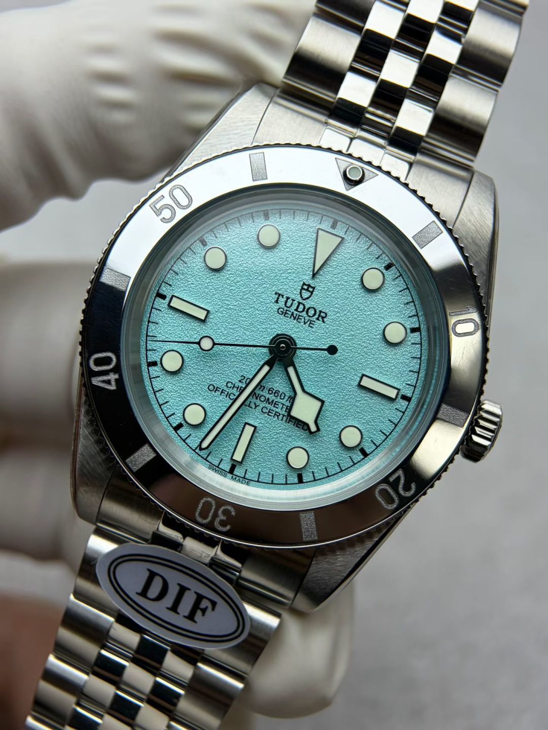 NO:726848,DIF - the only correct version of '37mm diameter' (regular 40mm incorrect version) DIF grandly launches the Tudor Black Bay 54 M79000N (Extreme Blue). The 37mm case fits the wrist, is comfortable to wear, and has a delicate texture. The new sandy 'Extreme Blue' dial reflects infinite light through the reflection of light. With the mirror-polished outer ring, the contrast is directly maximized!  The calendar-less design simplifies the complexity and returns to the pure reading experience. DIF craftsmanship spirit. The entire watch is equipped with finely ground guide corners and no handles. It pays attention to details and has incomparable quality. It is equipped with a Dandong customized first-speed movement. The daily error is only 3-5 seconds and almost 0 anti-repair. Super stable!  The straps are all CNC whole-body molded and brushed straps, not assembled by small factories!  Equipped with a Tudor 'T-fit' clasp, slide rail for fine adjustment, super Swiss luminous scale, hydraulic three-dimensional font on the disk, DIF is full of sincerity, welcome all watch friends to taste it!  ,19860909DIF -唯一对版“37mm直径”（常规40mm不对版） DIF隆重推出帝舵碧湾54型M79000N（极境蓝） 37mm表壳贴合手腕,佩戴舒适,质感细腻, 全新的砂质“极境蓝”表盘经过光线的反射折射出无限光芒,搭配上镜面抛光的外圈,对比度直接拉满！ 无日历设计化繁为简,回归纯粹读时体验, DIF匠工精神 整表配备导角精磨不拉手 注重细节 质感无敌 搭载丹东定制一档机芯 日误差仅3-5秒几乎0反修 超稳定！ 表带均为CNC通体成型拉丝工艺表带 非小厂组装片！ 配备帝舵表“T-fit”表扣 可滑轨微调 超强瑞士夜光刻度 盘面字体油压立体 DIF诚意满满,欢迎广大表友品鉴！,,Watch