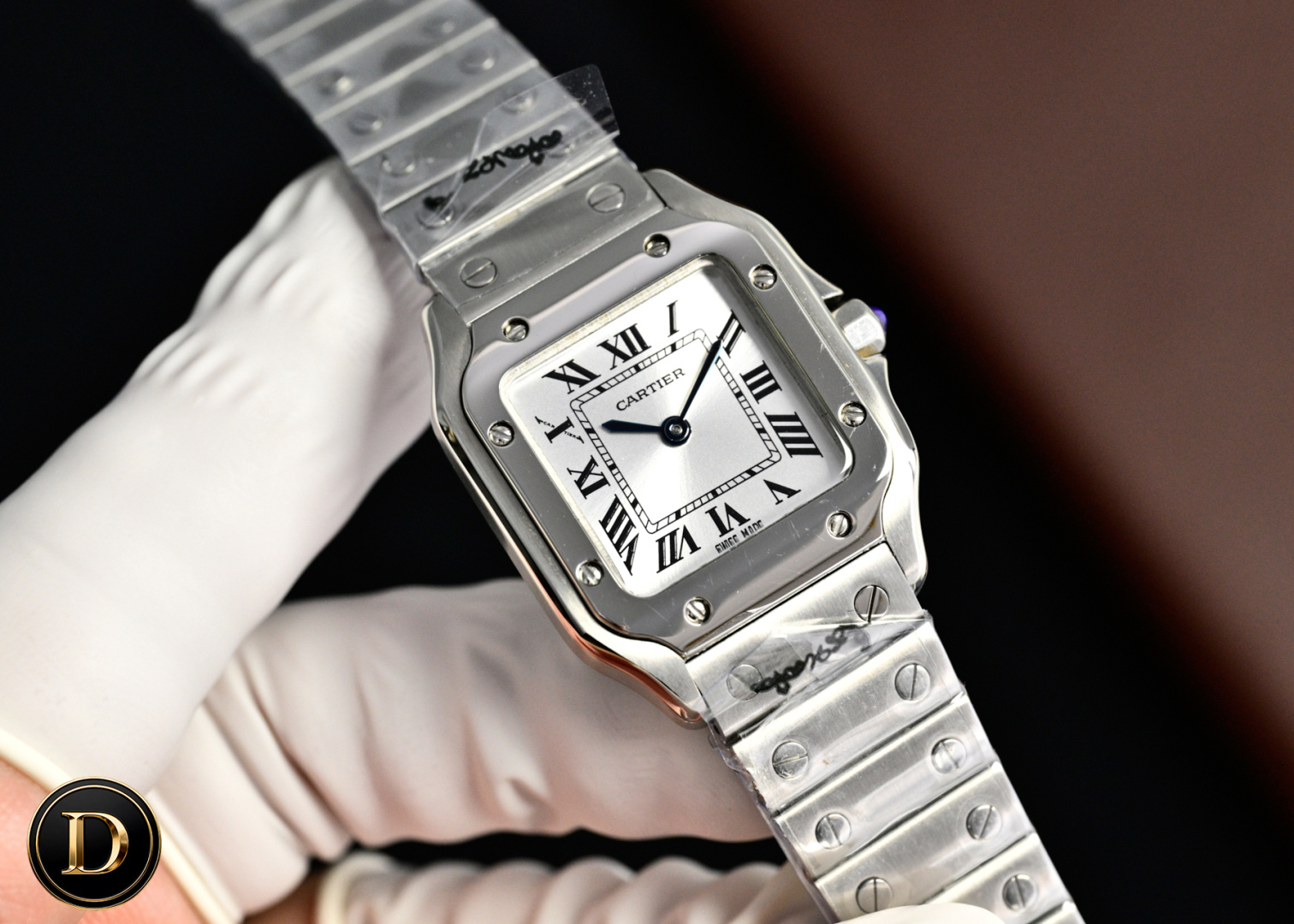 NO:741681,2026 first public launch of new model, genuine open mold, Taiwan factory V12 version Cartier, women's small Santos, silver-plated frosted dial, Roman numeral time scale, sword-shaped blue needle (ultra-thin series) Movement type: imported quartz movement.  Table diameter: Women's 27×34.4mm Case material: 316 stainless steel, sapphire crystal glass, steel belt Cartier's unique screws, the details and workmanship are consistent with the original, three codes in one.,,cartier198609092026首次公开推出新款 正品开模 台湾厂V12版卡地亚,女款小山度士 镀银磨砂表盘 罗马数字时标 剑形指蓝针（超薄系列）机芯类型:进口石英机芯. 表径:女27×34.4mm表壳材质:316精钢.蓝宝石水晶玻璃,钢带卡地亚独有螺丝钉,细节做工与正品一致,三码合一.,,cartier,Watch