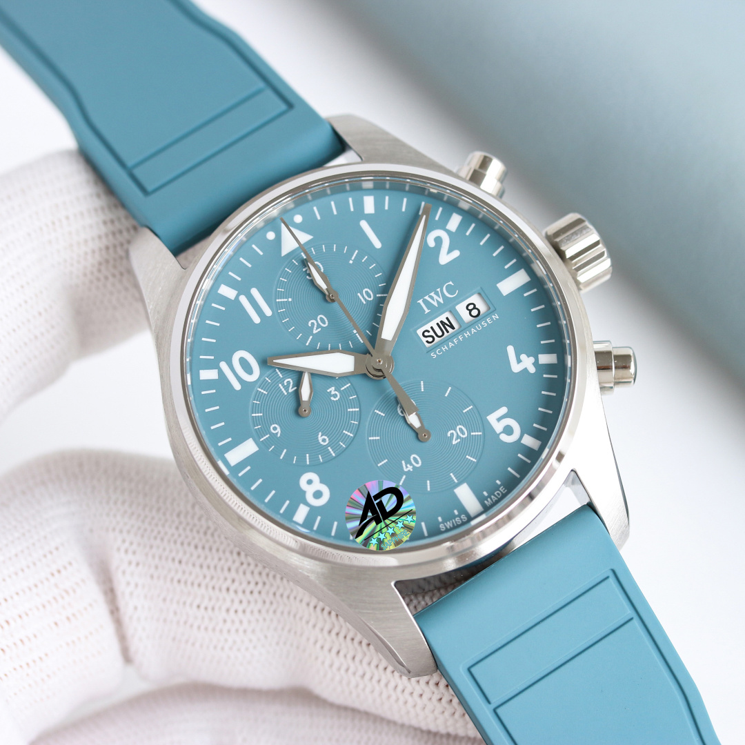 NO:741695,TW new product - fresh water blue dial new color IWC pilot's new IW388117 1. The watch is polished and polished with 316 fine steel, with mature workmanship, clear and three-dimensional lines, harmonious color matching, and very versatile. 2. Compared with the previous pilot, the size of the new timepiece has been reduced to 41 size, which is more in line with the gold size of modern men's watches. 3. The dial design continues the pilot's classic cockpit dashboard style. The blue dial looks very clean.  4. The new transparent bottom design adopts the self-produced 69385 self-winding mechanical movement, which can provide the watch with a 46-hour power reserve after being fully wound. 5. The double-layer light blue anti-vertigo coating allows for clearer reading. It continues the classic appearance of the previous work, with a simple design and a precise core. 6. No expense is spared to open the original mold and match the counter's exclusive research and development of a quick-release fluororubber strap. TW's ingenious masterpiece. Welcome to taste it!  ,,iwc,gold19860909TW新品-淡水蓝盘新配色 IWC万国飞行员新款IW388117 1.腕表采用316精钢打磨抛光,做工成熟,线条清晰而富有立体感,颜色搭配和谐,非常百搭. 2.与之前的飞行员相比,新款时计尺寸缩小到41尺寸,更加符合现代男表的黄金尺寸 3.表盘设计延续飞行员经典的驾驶舱仪表盘风格 蓝色表盘显得非常干净 4.全新透底设计采用改自产69385型自动上链机械机芯,上满链后能为腕表提供46小时动力储存 5.双层浅蓝色防眩晕镀膜更能清楚的读时,延续的前作的经典外观,设计至简 内核精密 6.不惜成本原装开模 搭配专柜独家研发快拆氟橡胶表带 TW匠心巨作 欢迎品鉴！,,iwc,gold,Watch