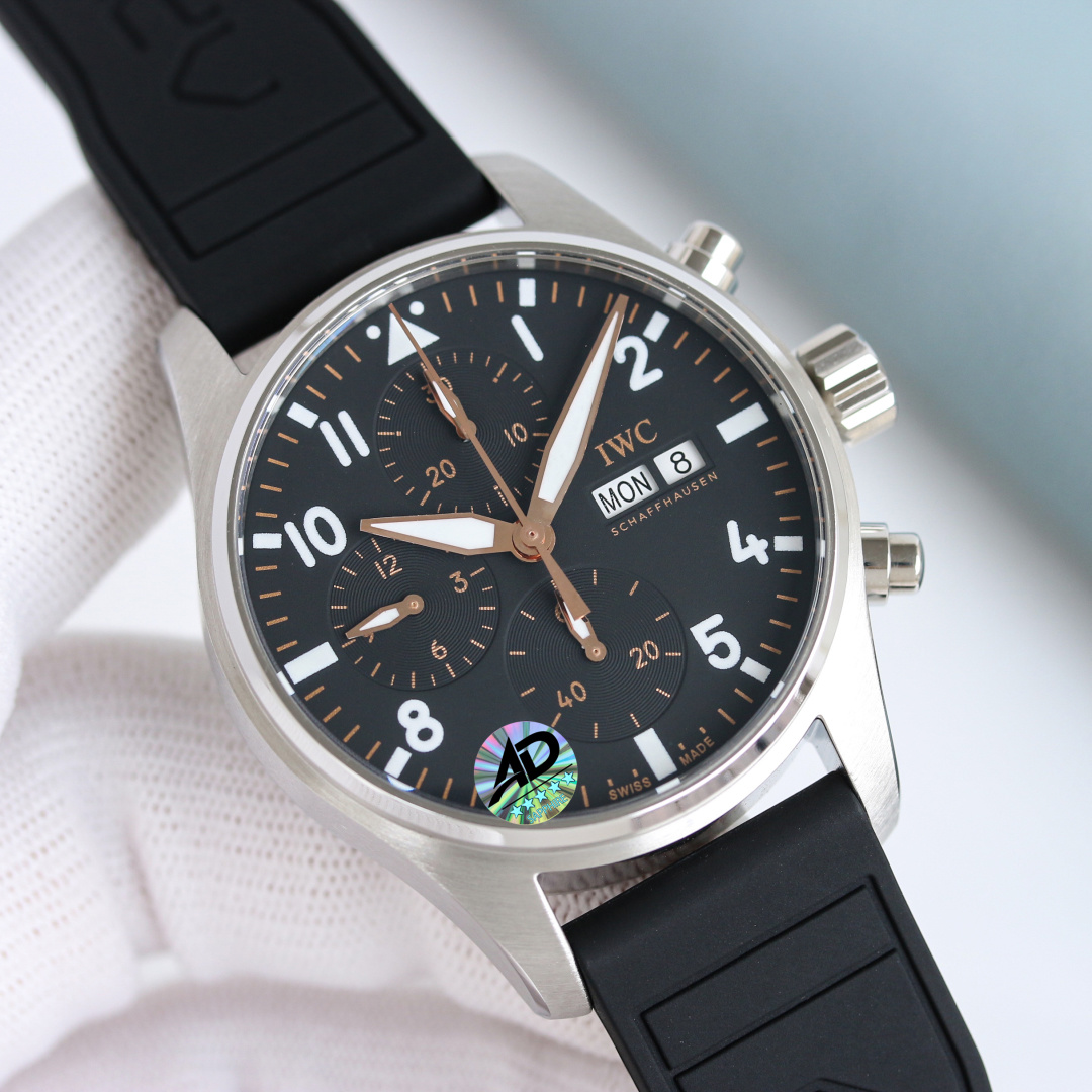 NO:741698,TW new product - F1 black gold joint model IWC pilot's new IW388116 1. The watch is polished and polished with 316 fine steel, with mature workmanship, clear and three-dimensional lines, harmonious color matching, and very versatile. 2. Compared with the previous pilot, the size of the new timepiece has been reduced to size 41, which is more in line with the gold size of modern men's watches. 3. The dial design continues the pilot's classic cockpit dashboard style with black, gold and white elements, showing a unique fashion charm.  4. The new transparent bottom design adopts the self-produced 69385 self-winding mechanical movement, which can provide the watch with a 46-hour power reserve after being fully wound. 5. The double-layer light blue anti-vertigo coating allows for clearer reading. It continues the classic appearance of the previous work, with a simple design and a precise core. 6. No expense is spared to open the original mold and match the counter's exclusive research and development of a quick-release fluororubber strap. TW's ingenious masterpiece. Welcome to taste it!  ,,iwc,gold19860909TW新品-F1黑金联名款 IWC万国飞行员新款IW388116 1.腕表采用316精钢打磨抛光,做工成熟,线条清晰而富有立体感,颜色搭配和谐,非常百搭. 2.与之前的飞行员相比,新款时计尺寸缩小到41尺寸,更加符合现代男表的黄金尺寸 3.表盘设计延续飞行员经典的驾驶舱仪表盘风格 黑色,金色和白色元素,展现出独特的时尚魅力 4.全新透底设计采用改自产69385型自动上链机械机芯,上满链后能为腕表提供46小时动力储存 5.双层浅蓝色防眩晕镀膜更能清楚的读时,延续的前作的经典外观,设计至简 内核精密 6.不惜成本原装开模 搭配专柜独家研发快拆氟橡胶表带 TW匠心巨作 欢迎品鉴！,,iwc,gold,Watch