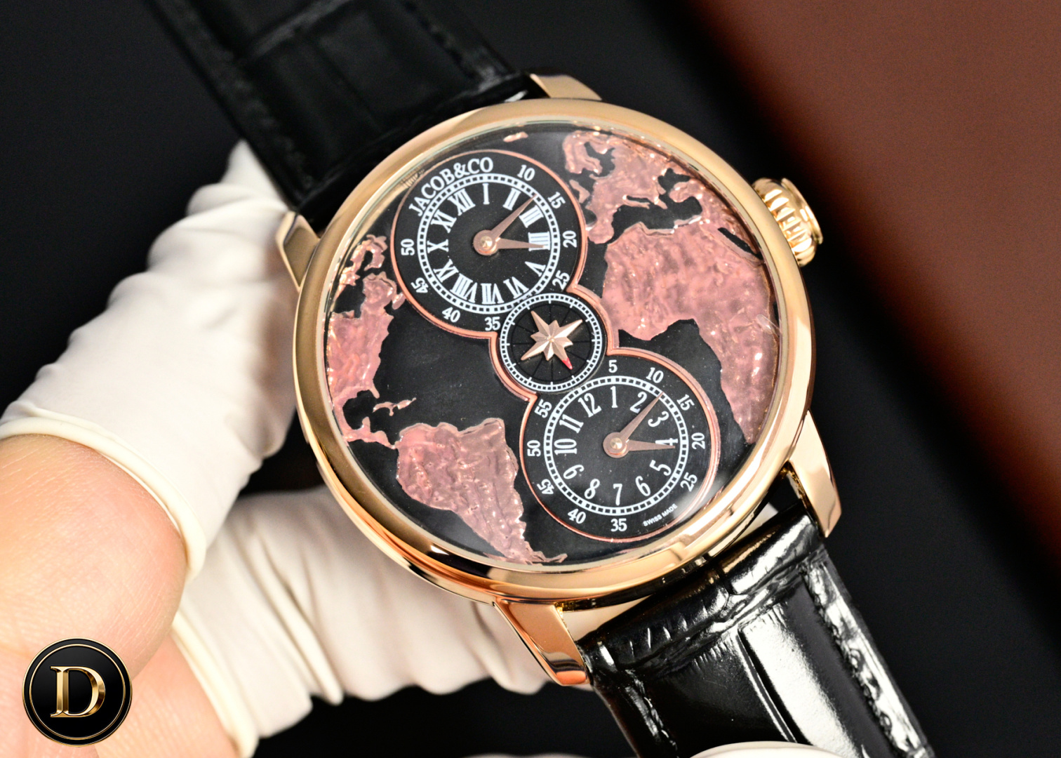 NO:741715,JACOB & CO. Dual Time Zone Swiss Quartz Watch Gold foil embossed globe, using handcrafted techniques to reproduce the texture of the continent, it can accurately anchor your time coordinates no matter which city you are in, making the passage of time a global journey. Size diameter 42mm, handmade calf leather strap, cowhide19860909JACOB & CO. 双时区瑞士石英腕表 金箔浮雕地球仪,以手工技艺复刻大陆肌理,无论身处哪座城市,都能精准锚定属于你的时间坐标 让时间的流逝成为一场环球漫游. 尺寸直径42mm 、手工小牛皮带,,cowhide,Watch