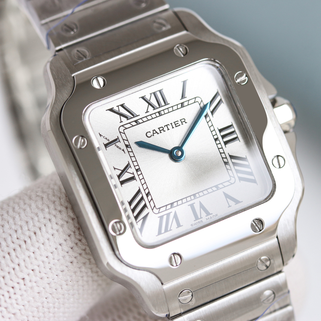 NO:741995,Produced by 3S, Cartier’s new Santos W2SA0033 directly touches my aesthetic!  Who knows?  Cartier Santos' new W2SA0033, the white moonlight between girls' wrists. The 27×34mm gold size is specially designed for girls. It shows off the thinness of the wrist and is not picky at all. The classic square case + exposed rivets are the iconic design of Santos for a century. The combination of two-tone gold (stainless steel + 18K gold) is really amazing!  It has the nobility of precious metals and the casualness of fine steel. It is not flashy for daily wear and can hold up for formal occasions. The silver-white dial is equipped with Roman numerals, blue steel hands + cabochon spinel on the crown, and the Cartier DNA is full of details!  The key point is the Swiss quartz movement, which has accurate travel time and does not require troublesome maintenance. It can be worn casually for commuting, dating, and traveling to create a sense of atmosphere. Needless to say, the legend of Santos, this new model welds classic and modern elegance together. It does not blindly follow the trend, but can be worn as a wrist token for a lifetime. This is the Cartier that girls should have!  ,,cartier,gold198609093S出品,卡地亚新款山度士W2SA0033,直接戳中我的审美巴！ 谁懂啊！卡地亚山度士新款W2SA0033,女生腕间的白月光 专为女生设计的27×34mm黄金尺寸,上手巨显手腕细,完全不挑人～ 经典的方形表壳+外露铆钉,是山度士百年的标志性设计,双色金（精钢+18K金）的搭配真的太绝了！既有贵金属的贵气,又有精钢的随性,日常戴不浮夸,正式场合也撑得起场面. 银白色表盘配罗马数字时标,蓝钢指针+表冠的凸圆尖晶石,细节拉满的卡地亚DNA！重点是瑞士石英机芯,走时精准还不用费心保养,通勤、约会、旅行随手一戴就是氛围感. 山度士的传奇不用多说,这枚新款更是把经典和现代优雅焊在了一起.不盲从潮流,却能戴一辈子的腕间信物,这才是女生该有的一块卡地亚啊！,,cartier,gold,Watch