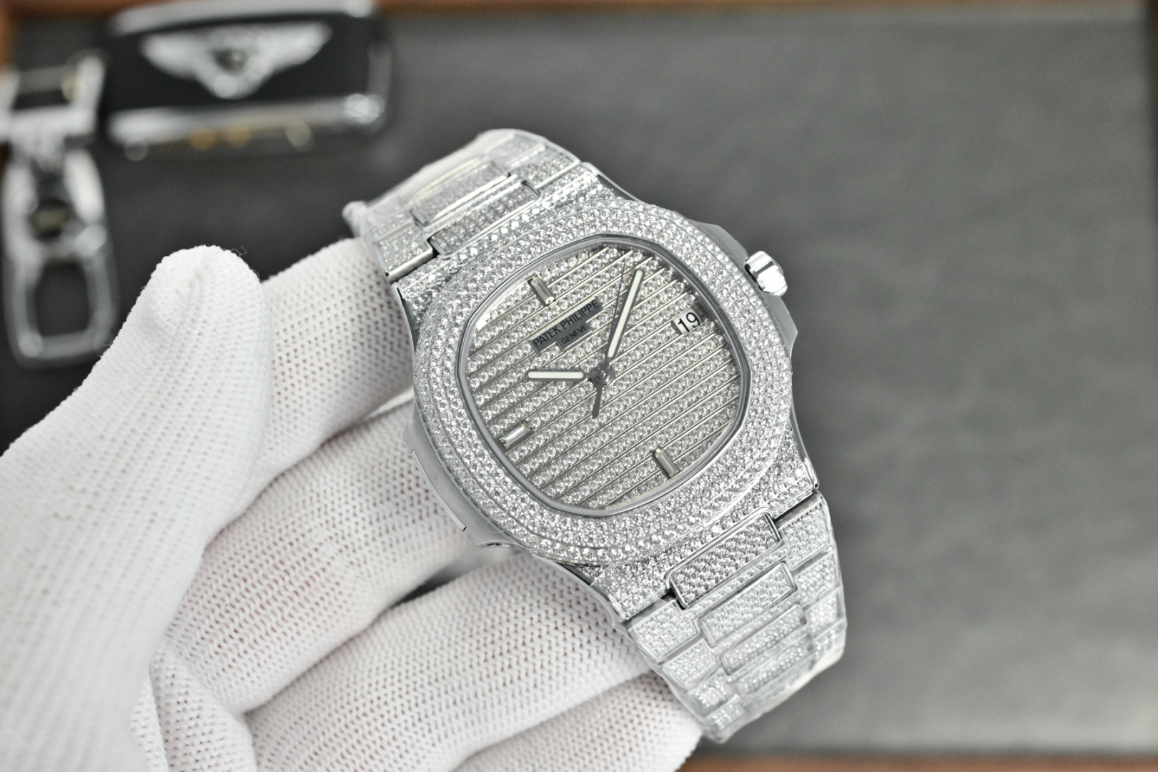 NO:754998,PDF Factory is full of stars!  PATEK PHILIPPE Nautilus 5719 series top full diamond watch, size 40mm  The I-shaped bead on the bracelet is inlaid with 803 eight-star and eight-arrow top-grade fire-colored rhinestones and 3 long T-shaped square diamonds. The dial is inlaid with 255 eight-star and eight-arrow top-grade fire-colored rhinestones and 3 long-shaped T-shaped diamond hour markers. PDF Factory invites you to appreciate the ultimate luxury Nautilus, allowing you to wear it to show your kingly style, patek philippe, gold19860909PDF Factory满天星来袭！ 百达翡丽PATEK PHILIPPE Nautilus 5719系列顶配满钻腕表 尺寸40mmX8.7mm 机芯独家定制26-一体自动上链机芯,调时不止秒及可动上链轮 整表均采用316L精钢CNC精雕加工后电镀白金,黄金,玫瑰金 表壳镶嵌颗八星八箭顶级火彩水钻,圈口32颗长形T方钻 表链工字珠镶嵌803颗八星八箭顶级火彩水钻及颗长形T方钻 表盘镶嵌255颗八星八箭顶级火彩水钻及3颗长形T钻时标 PDF Factory 邀您共鉴极致奢华的顶配鹦鹉螺,让您佩戴尽显王者风范,,patek philippe,gold,Watch