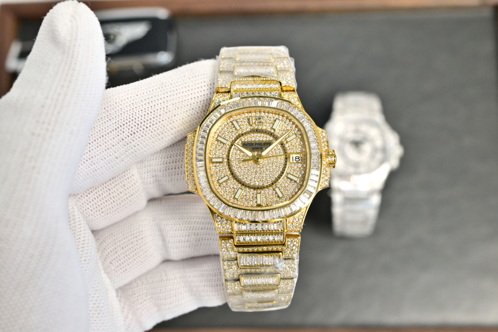 NO:755003,GR spends a lot of money to create a classic timepiece - Patek Philippe 7021 Ladies Nautilus Full Diamond T Brick Double Edition Limited Edition Arrival in small quantities, limited supply (the whole body is made of eight hearts and eight arrows natural Opal rhinestones) Comes with a customized watch box that is convenient for travel. Watch: Customized 9015 modified 324 S automatic one-piece mechanical movement, with non-stop seconds adjustment, large central second hand Dial: Inlaid with 286 irregular diamonds Case: PVD white gold and 62 long T diamonds  Waterproof coefficient 30 meters. Diameter 35.2mm Bracelet: PVD white gold inlaid with 895 irregular diamonds and 212 long T-shaped diamonds, using the rare 'irregular snowflake diamond-encrusted T-bricks' process to make the watch even more dazzling. This process requires diamonds of various sizes to be inlaid and fixed in place, hiding traces of precious metals before each diamond as much as possible. Top with Nautilus 7021 Gypsophila, which is currently considered the most luxurious women's Nautilus.  No one should be able to refuse it. Snowflake T-bricks are double-set with diamonds all over the body. Not only the dial, but also the strap are all snowflake T-bricks with double-set diamonds. In short, one word is 'flash' (white is white gold in a vacuum furnace, rose is nano-rose gold in a vacuum furnace) GR boutique, watch friends are welcome to taste it!  ,,patek philippe19860909GR重金打造经典时计——百达翡丽7021女士鹦鹉螺 满钻T砖双拼限量款 少量到货,限量供应（全身采用八心八箭天然奥宝水钻） 赠送价值旅行便捷定制手表表盒 腕表:定制9015改324 S自动一体上链机械机芯,及调时不停秒,中心大秒针 表盘:镶嵌286颗不规则钻 表壳:PVD白金及62颗长形T钻 防水系数30米.直径35.2mm 表链:PVD白金镶嵌895颗不规则钻及212颗长形T钻,采用罕见的“不规则雪花镶钻全身T砖”工艺,令腕表更添耀眼光彩,这项工艺需要将大小各异的钻镶嵌并固定到位,尽可能隐匿每颗钻之前的贵金属痕迹. 顶配鹦鹉螺7021满天星 目前算是最奢华的女款鹦鹉螺 应该没有人能拒绝了它了吧 雪花T砖双拼镶钻全身 不仅是表盘,表带都是雪花T砖双拼镶钻总之一个字“闪”（白色为真空炉内白金,玫色为真空炉内纳米玫瑰金） GR精品,欢迎表友品鉴！,,patek philippe,Watch