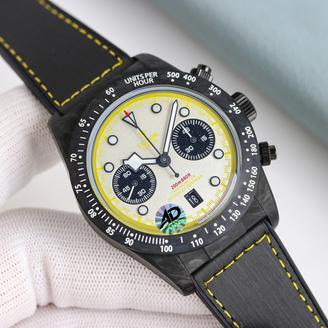 NO:821995,Produced by PLS PLS Factory TUDOR iw2 Biwan Series M79377KN-0001  Watch friends who know Tudor can see that the brand has achieved excellent results in rejuvenation and recognition in recent years. This Tudor Black Bay Chronograph Carbon Fiber 25 Limited Edition is very suitable for watch friends who want to try the dopamine style but don’t want to be too exaggerated. With a 42 mm diameter, the entire watch, including the lug covers, is made of full carbon fiber, and the outer ring of the fixed tachymeter is also made of carbon.  Made of fiber, it is thinner than the stainless steel model. It is equipped with a titanium chronograph button and a titanium case bottom cover. It is light and comfortable overall. The thickness of the case is 14.3 mm. The movement type is automatic. The case material is carbon fiber. It has a power reserve of 70 hours and is waterproof. It is luxurious and exquisite. It is recommended for men's multifunctional mechanical watches as gifts. For the best luxury recommendations, please look for the exclusive quality of PLS.19860909PLS 出品  PLS Factory 帝舵 TUDOR iw2碧湾系列 M79377KN-0001 了解帝舵的表友能看到品牌近些年在年轻化和辨识度上做到了出色的效果.而这款帝舵碧湾计时型碳纤25限定版就很适合想要尝试多巴胺风格但又不想过于夸张的表友.42毫米表径,整个腕表包含表耳盖在内使用全碳纤维材质,固定测速计外圈同样以碳纤维制成,比不锈钢款更加纤薄,搭配钛金属计时按钮和钛金属表壳底盖,整体轻盈又舒服.表壳厚度14.3毫米,机芯类型自动机械,表壳材质碳纤维,70小时动储和米防水,奢华精致推荐男士多功能机械腕表送礼最佳奢华推荐请认准PLS独家品质,,Watch