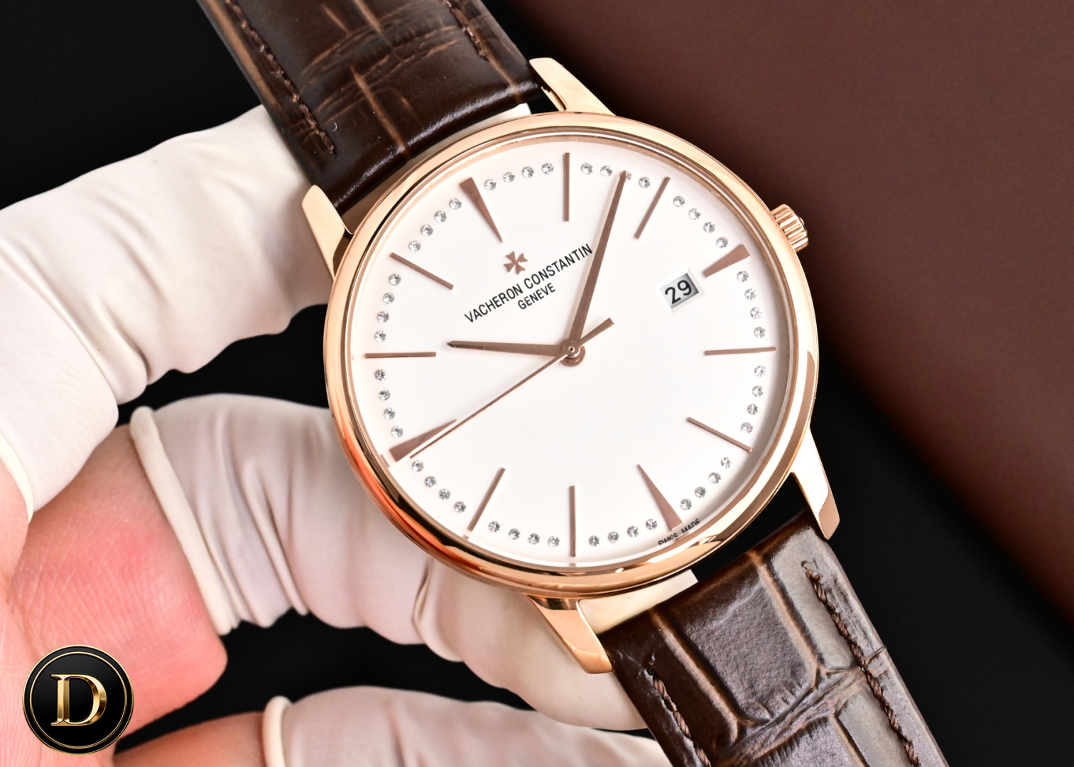 NO:924236,Produced by TW, white case, rose gold, TW Factory V4 upgraded version Vacheron Constantin VC R43 1 [Case] size 40MMX9MM, perfectly round case, with slightly isolated lug design, making it more suitable for the wearer's wrist. Each finished case needs to undergo MK's strict quality control to restore the unique texture of the original.  2 [Movement] The steel wheels and other components are all decorated by MK watchmakers, and the automatic oscillating weight is plated with 18k gold to maximize the original exquisite craftsmanship. 3 [Mirror] The front and rear sapphire glass mirrors are treated with anti-vertigo coating. 4 [Strap] Double-layer Italian calfskin, with Maltese cross pin buckle. A sincere work, you are welcome to appreciate it.  Luxurious and exquisite recommendations for men’s mechanical watches as gifts. The best luxury recommendations. Please look for TW’s exclusive quality, vacheron, cowhide.19860909TW 出品 白壳 玫金  TW Factory V4升级版本 江诗丹顿 VC R43 1【表壳】尺寸40MMX9MM,完美圆形的表壳,搭配微孤式表耳设计,使之更加贴合佩戴者的手腕.每一个成品壳套,都需经过MK严格的质量把控,方能还原正品独特的质感. 2【机芯】钢轮等部件均由MK制表师精工装饰,自动摆陀更是镀有18k金最大限度呈现原装精湛的工艺水平. 3【表镜】前后两片蓝宝石玻璃镜面,均有防眩晕镀膜处理. 4【表带】双层意大利小牛皮,搭配马耳他十字针扣. 诚意之作 欢迎您的品鉴 奢华精致推荐男士机械腕表送礼最佳奢华推荐请认准TW独家品质,,vacheron,cowhide,Watch